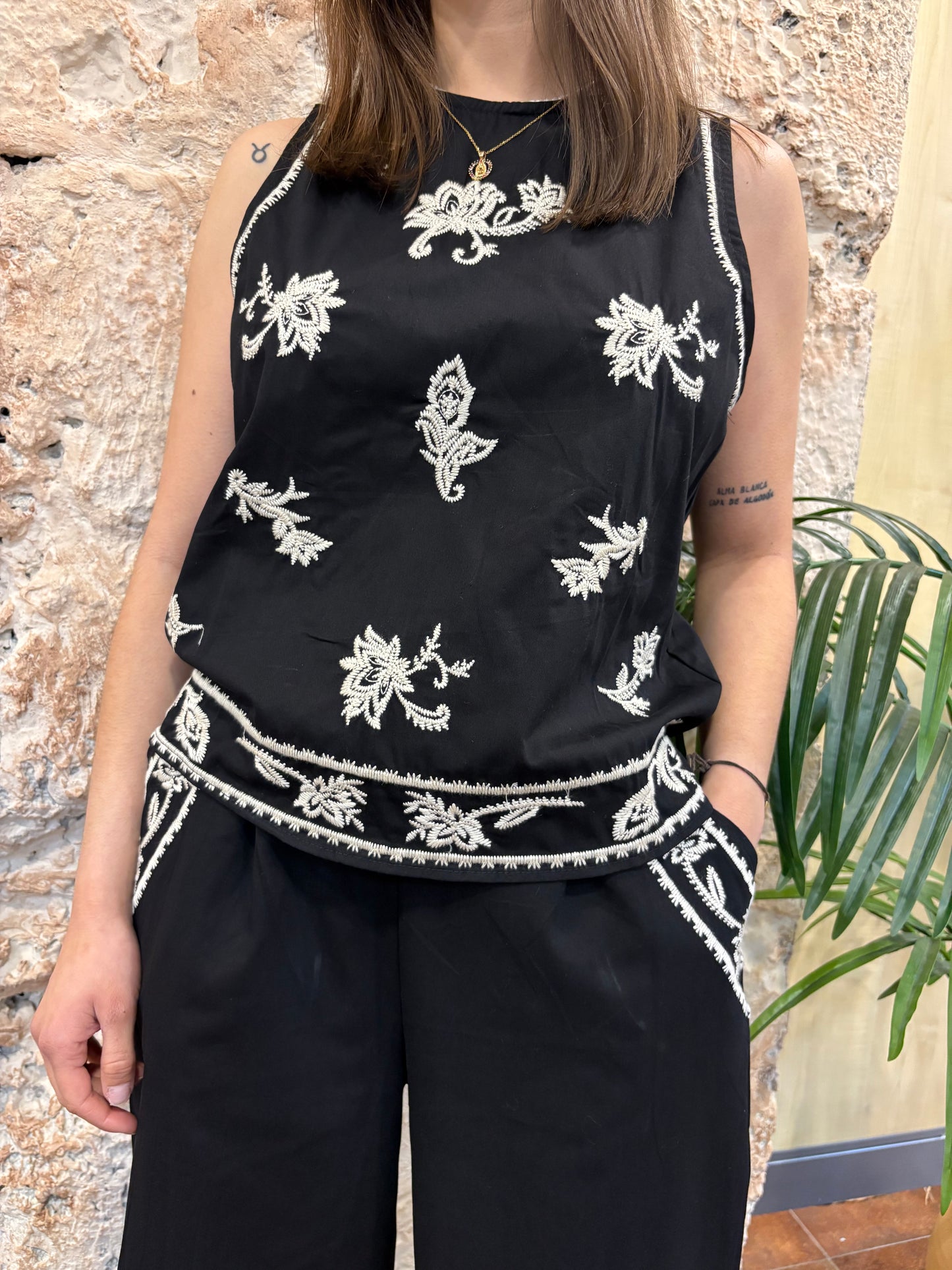 CONJUNTO NEGRO BORDADOS BEIGE