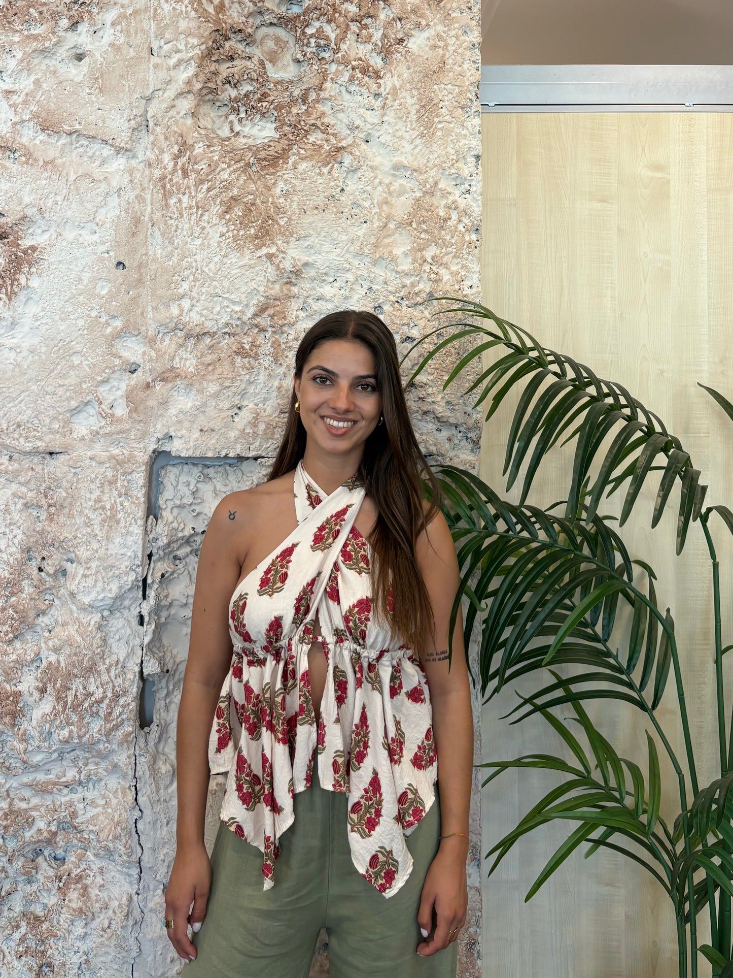 TOP CRUZADO BEIGE ESTAMPADO FLORAL FRAMBUESA