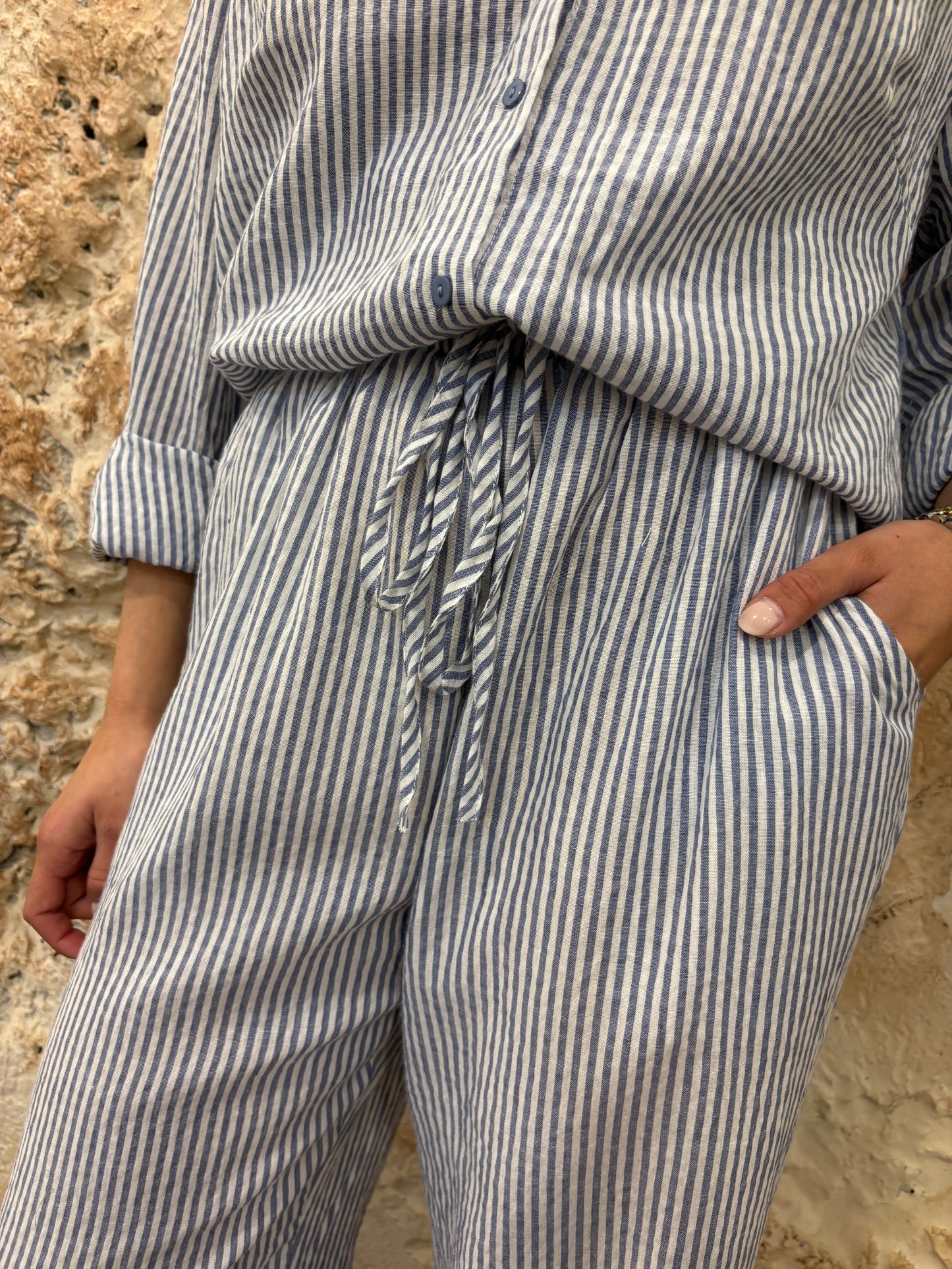 PANTALÓN FLUIDO CELESTE RAYAS VOLANTE