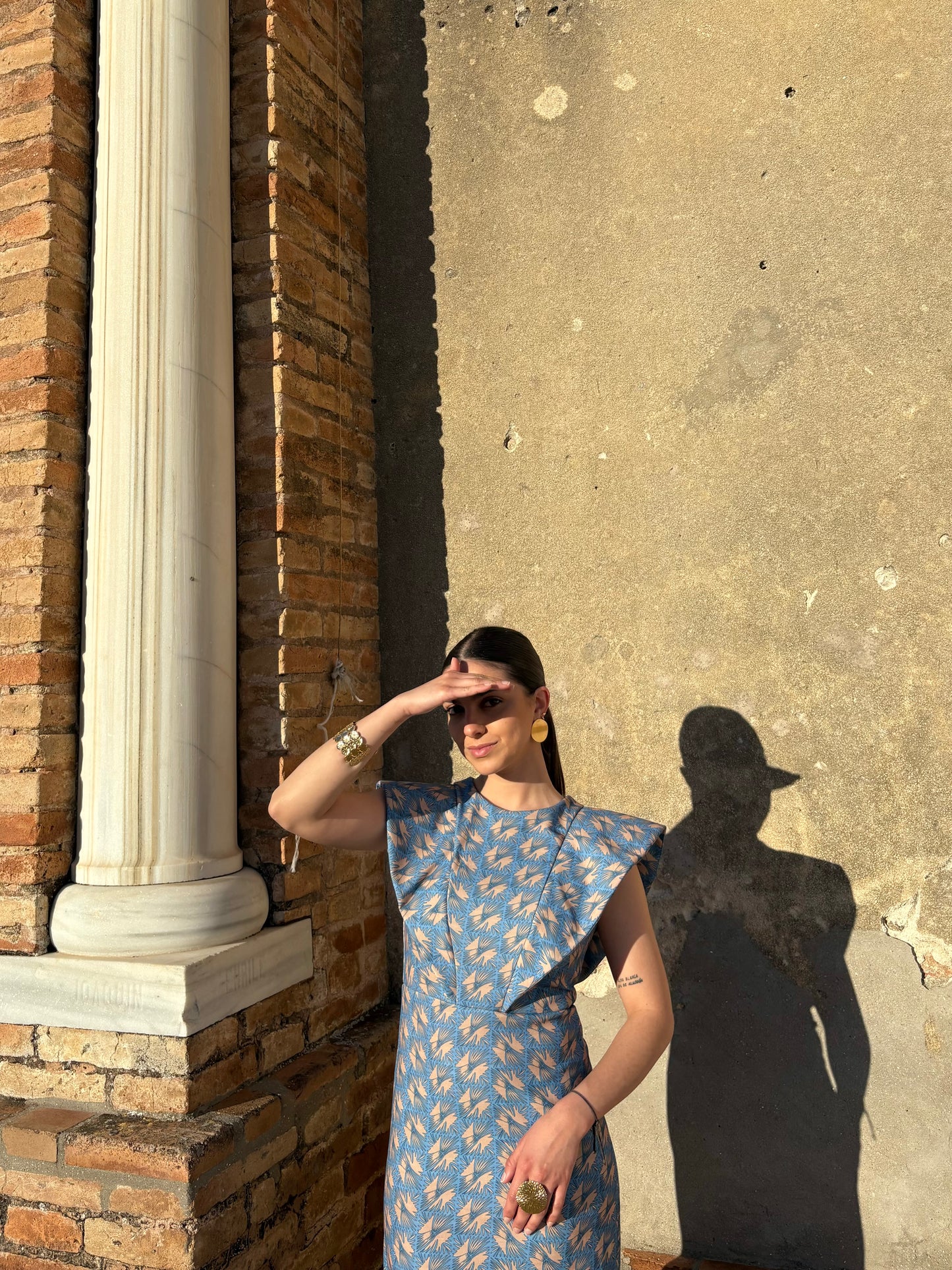 VESTIDO ESTAMPADO VOLANTES AZUL-BEIGE