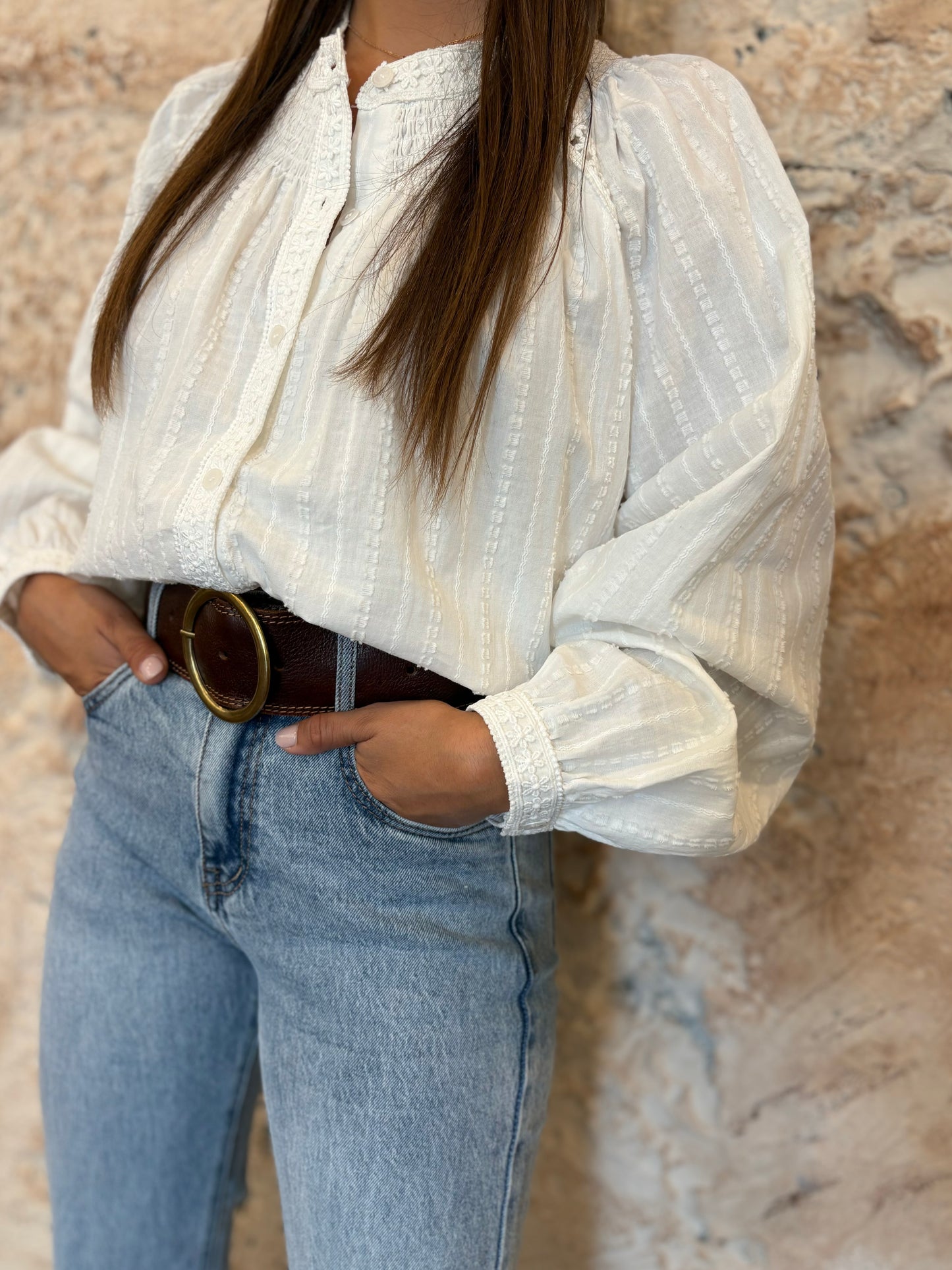 CAMISA BORDADA CUELLO PANEL DE ABEJA DETALLE ENCAJE BLANCA