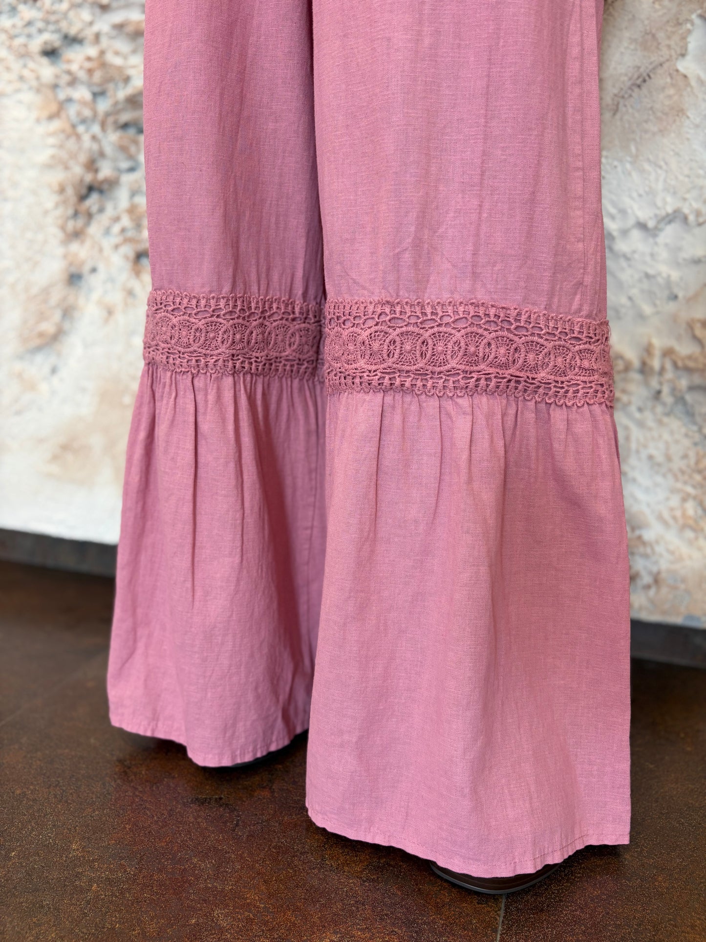 PANTALÓN LINO ROSA DETALLE CALADO