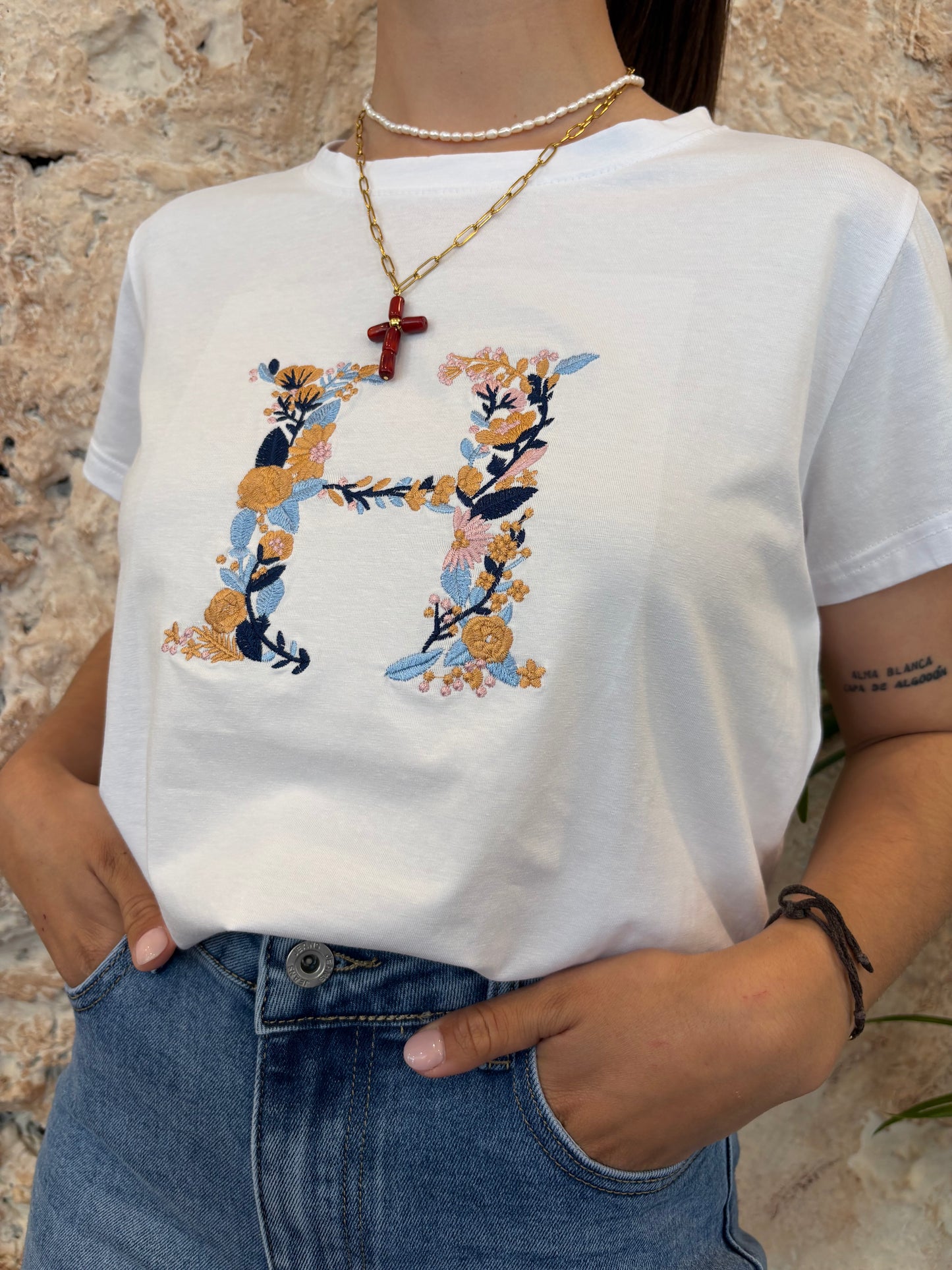 CAMISETA BORDADO LETRA H