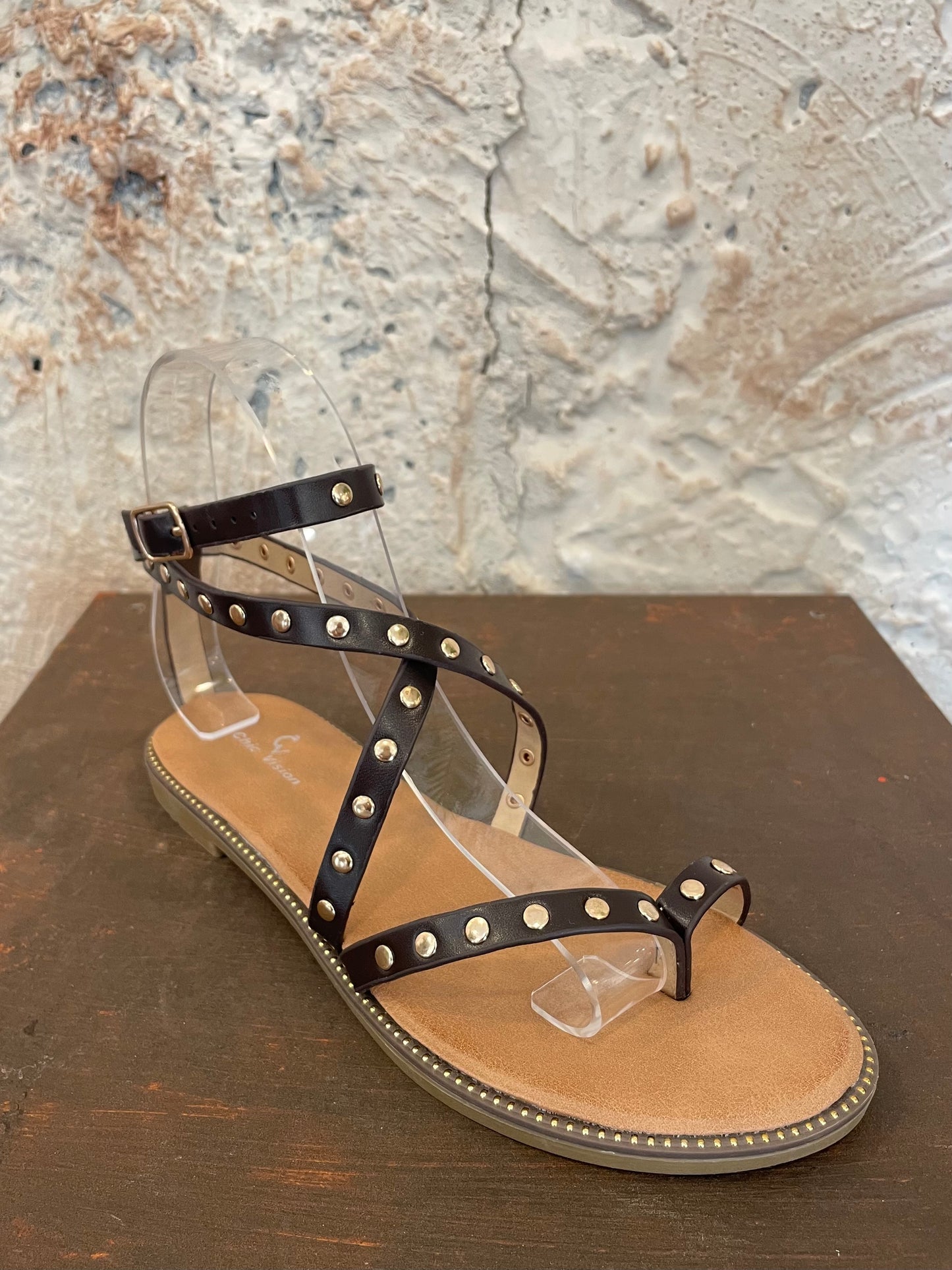 SANDALIA PLANA TACHAS MARRÓN