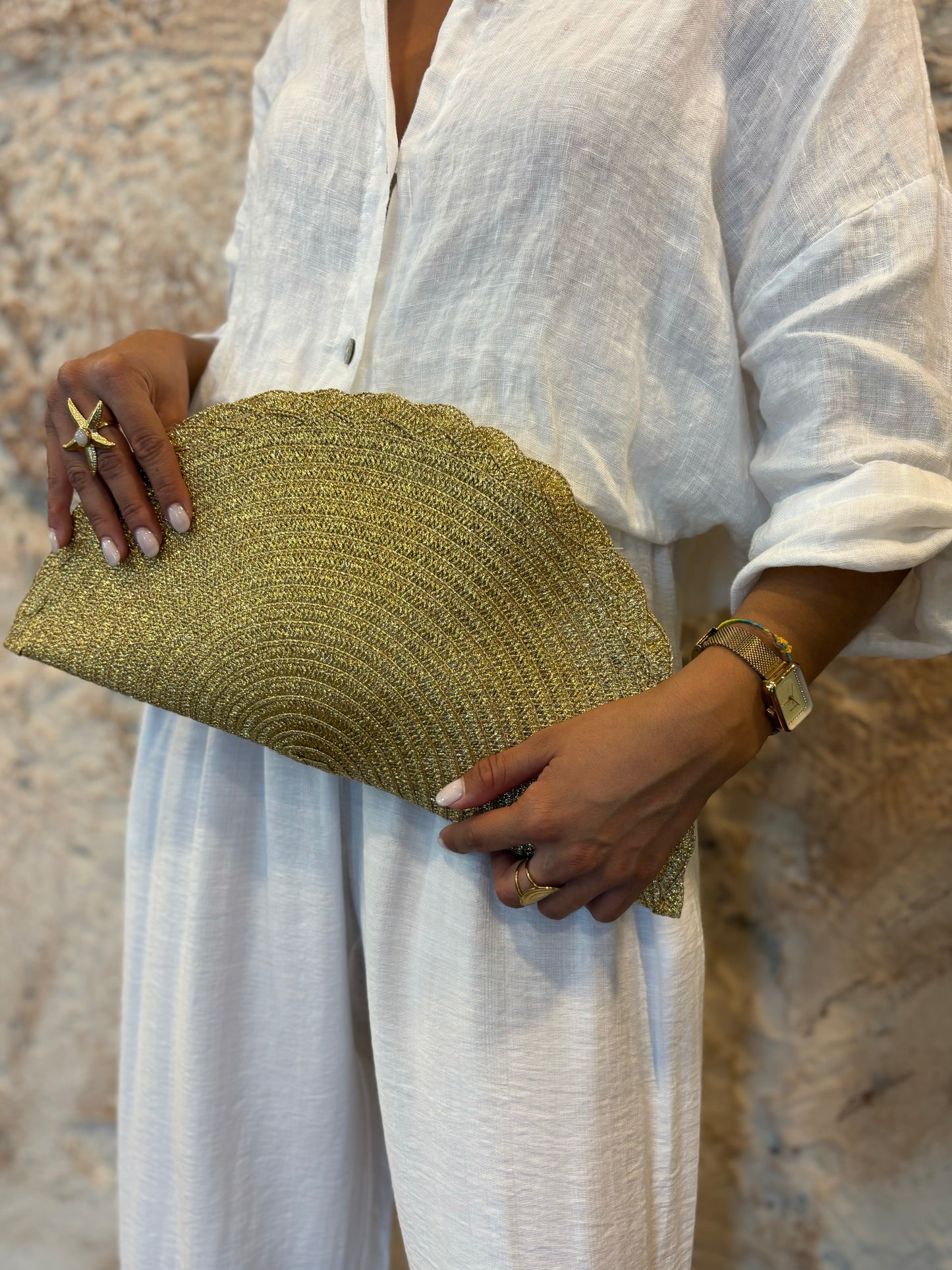 CARTERA DE MANO DORADO