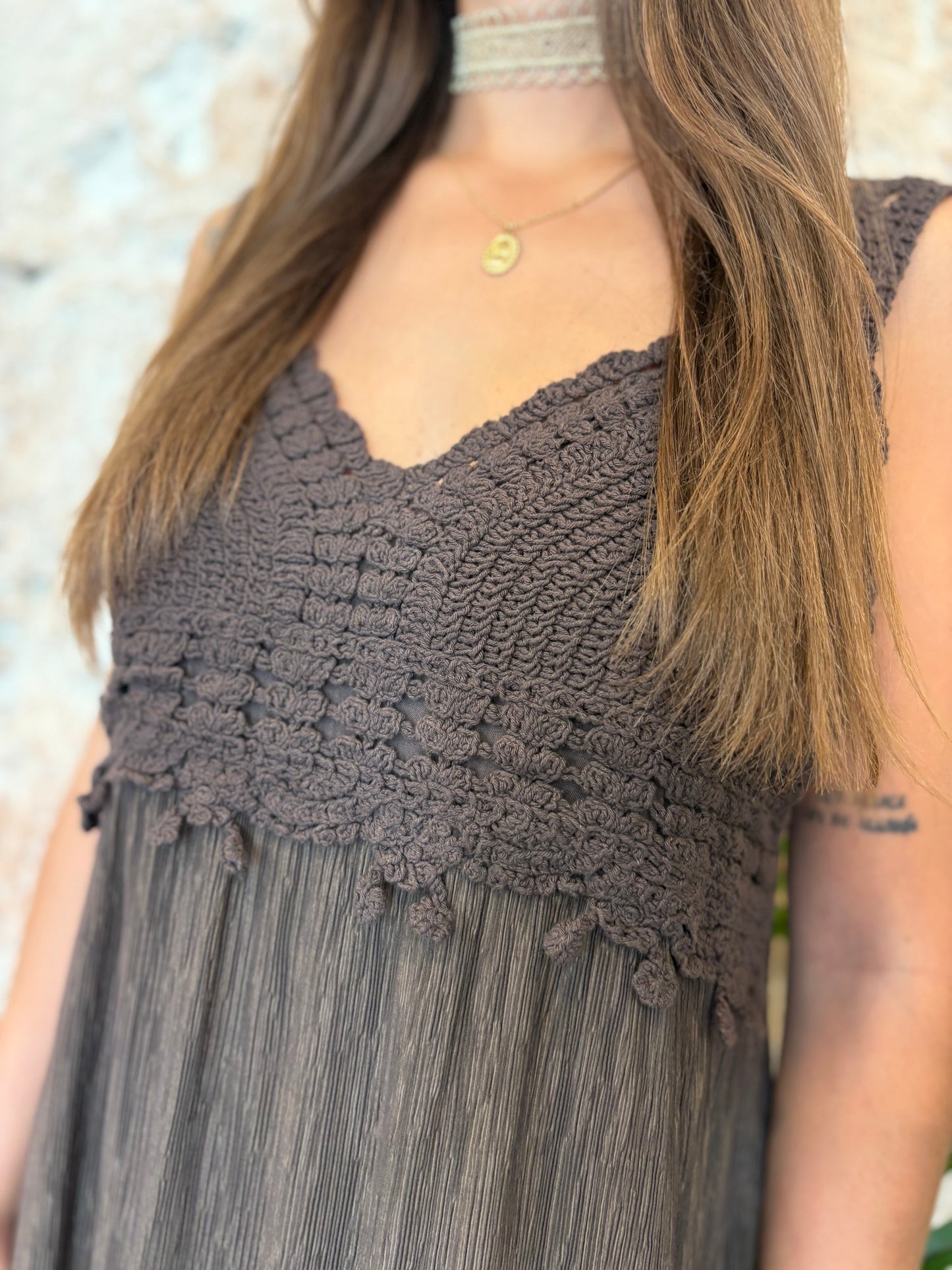 VESTIDO LARGO PECHERA CROCHET MARRÓN