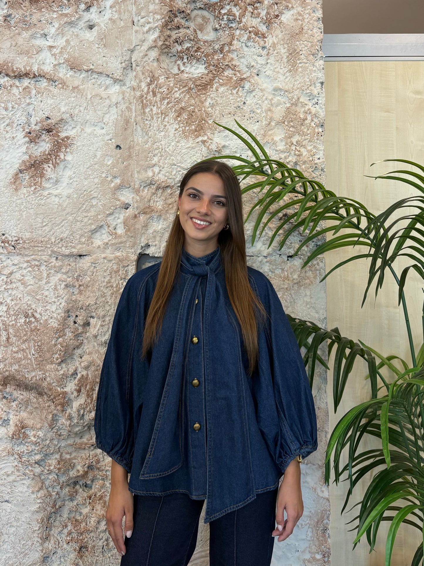 CAMISA DENIM OSCURO MANGA ABULLONADA