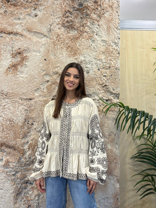 CHAQUETA CRUDA CON BORDADOS MARRÓN