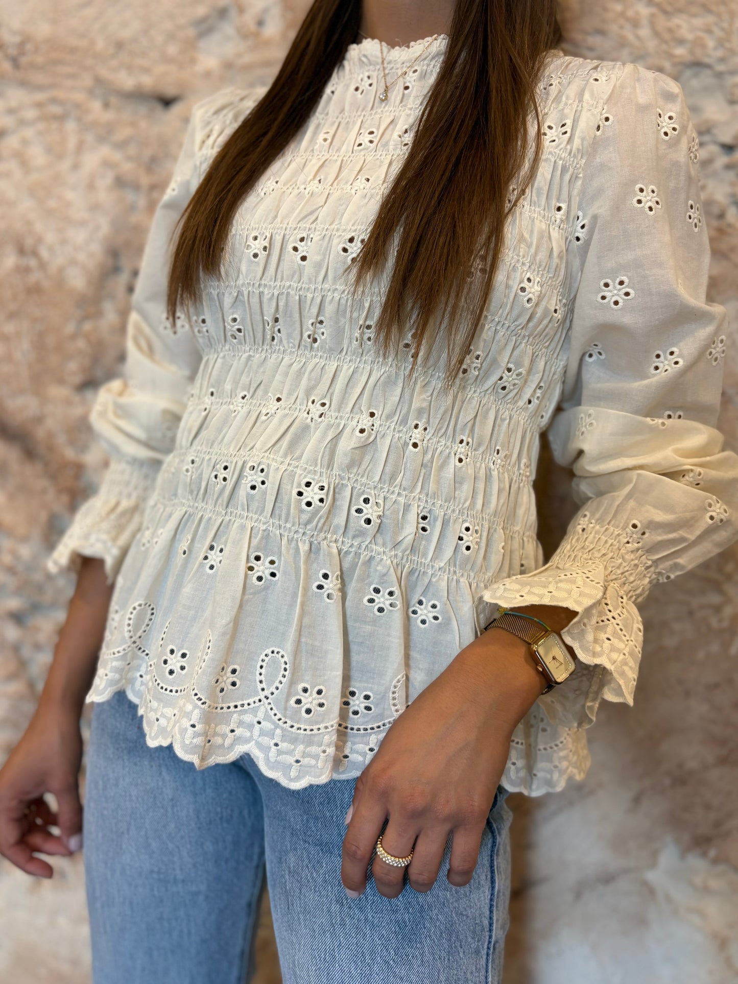 BLUSA PANEL DE ABEJA BORDADO FLOR CRUDA