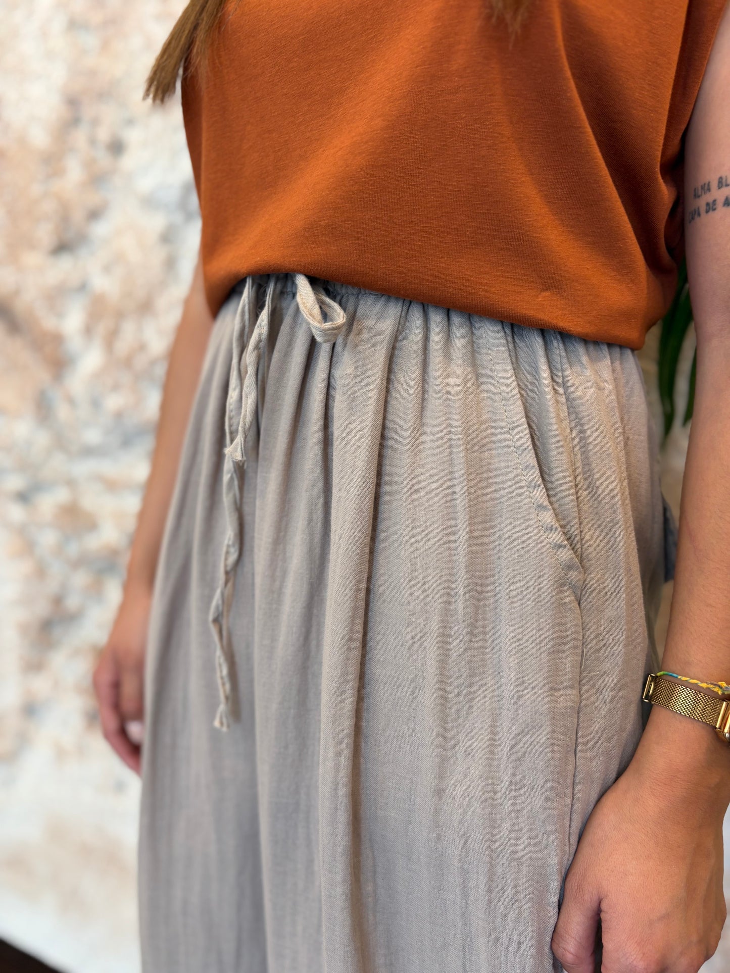 PANTALÓN CROPPED ANCHO TAUPE