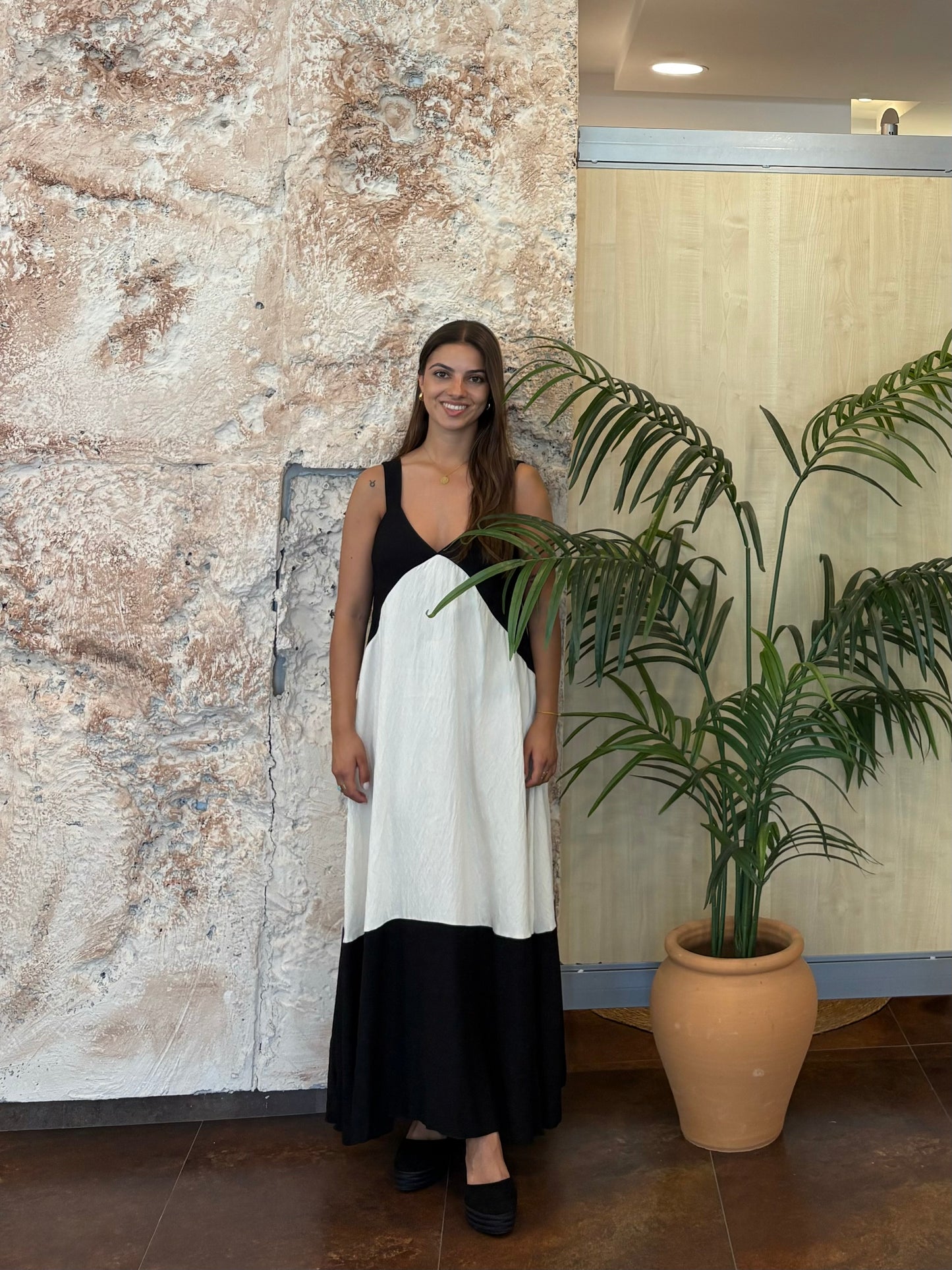 VESTIDO FLUIDO TIRANTE ANCHO NEGRO-CRUDO