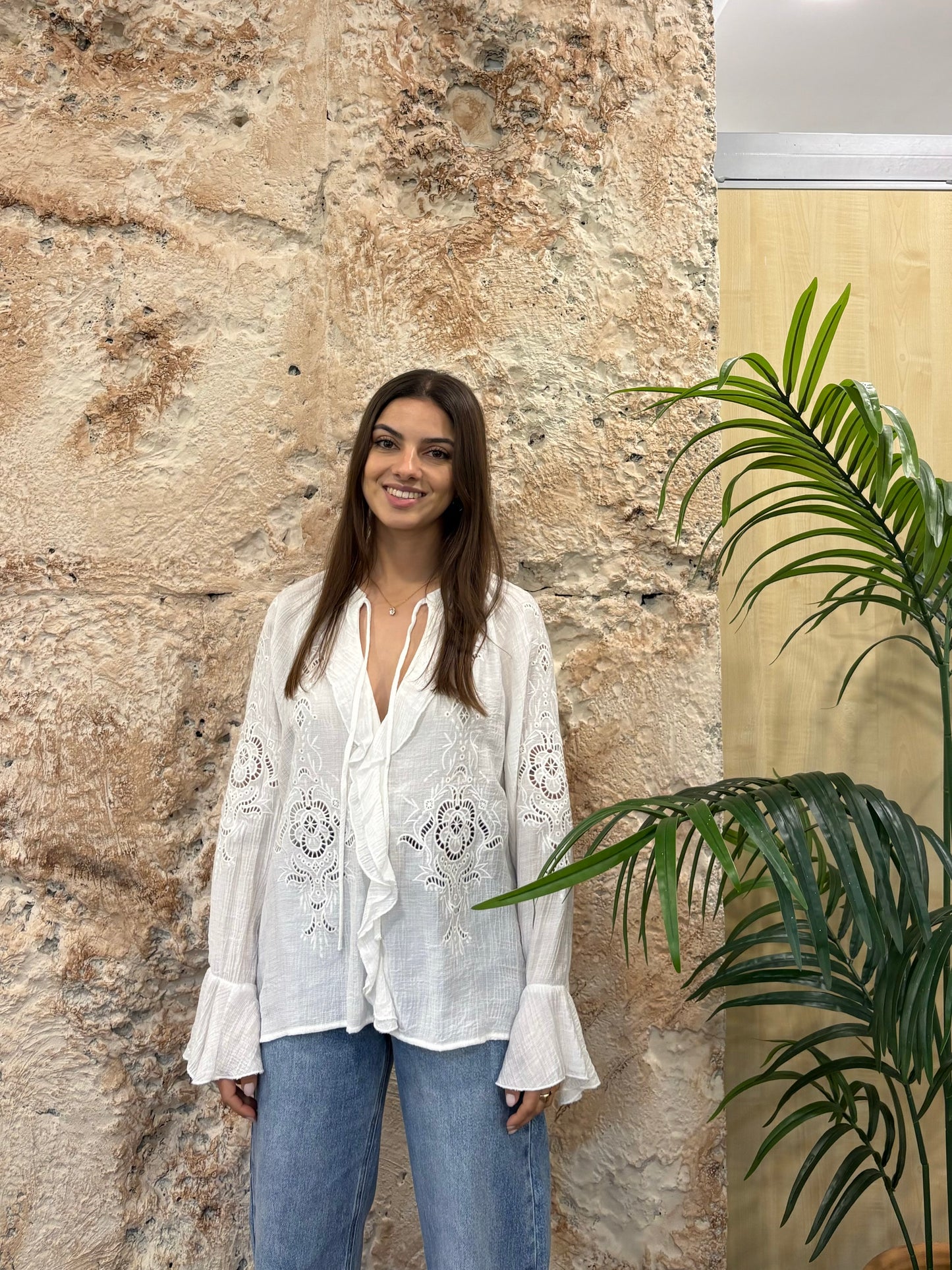 CAMISA EFECTO BAMBULA BORDADOS BLANCO