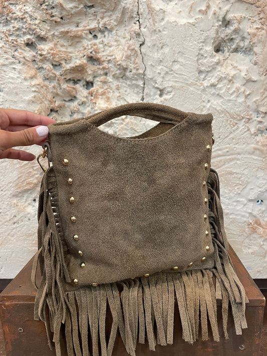 MINI BOLSO PIEL TACHAS Y FLECOS TAUPE
