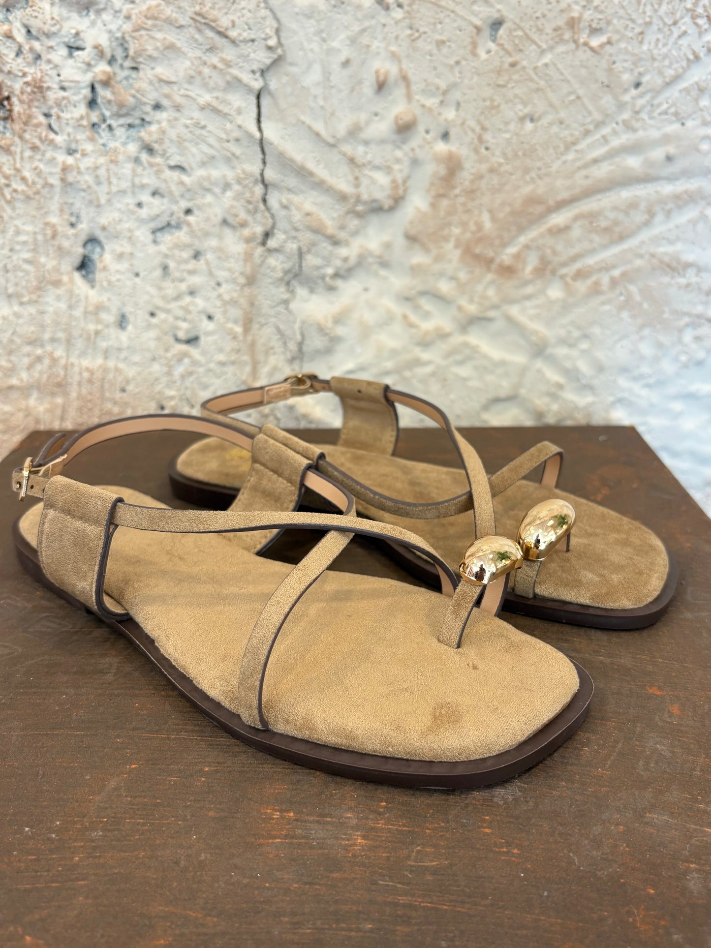 SANDALIA PLANA DETALLE TAUPE