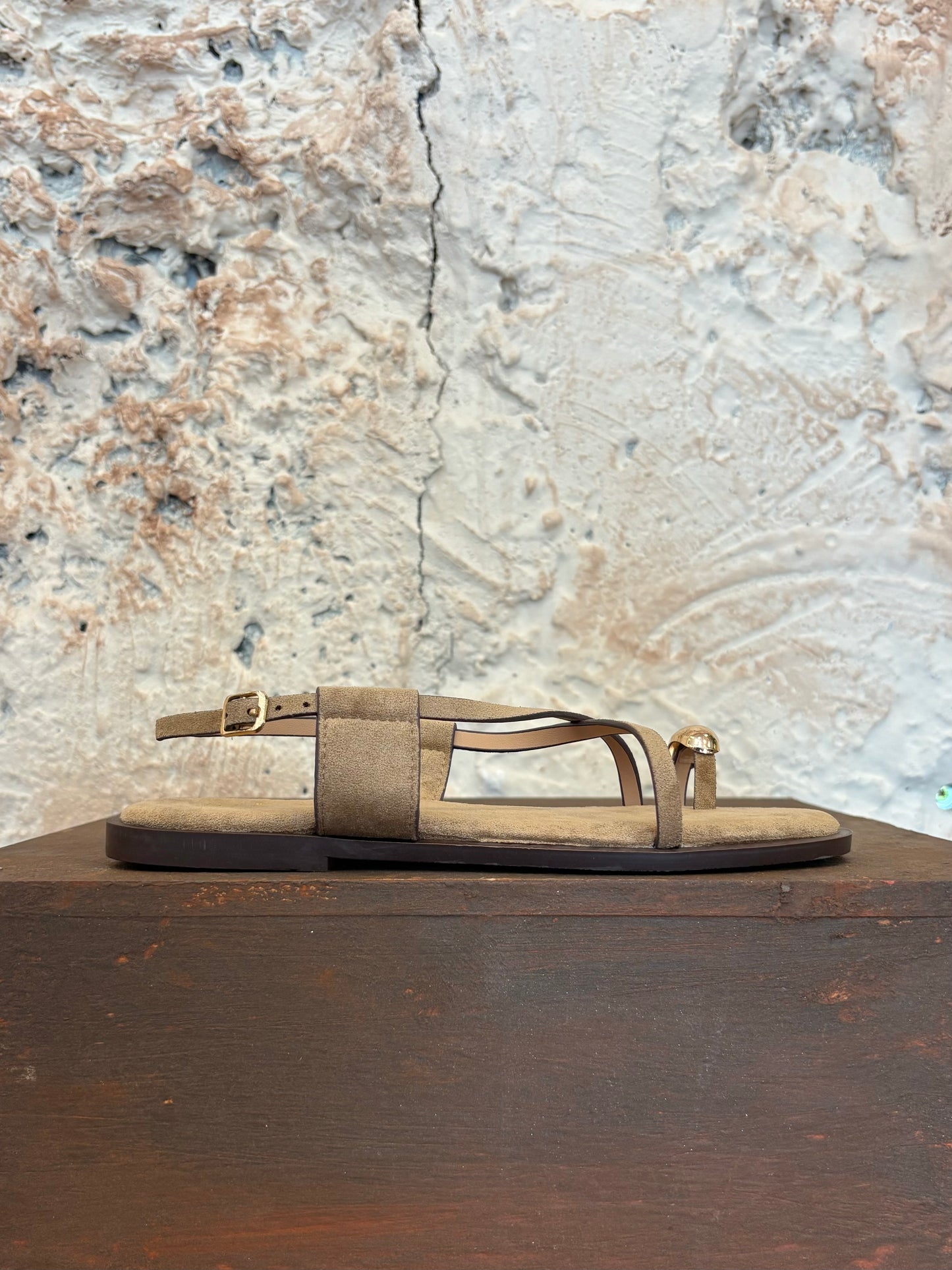 SANDALIA PLANA DETALLE TAUPE