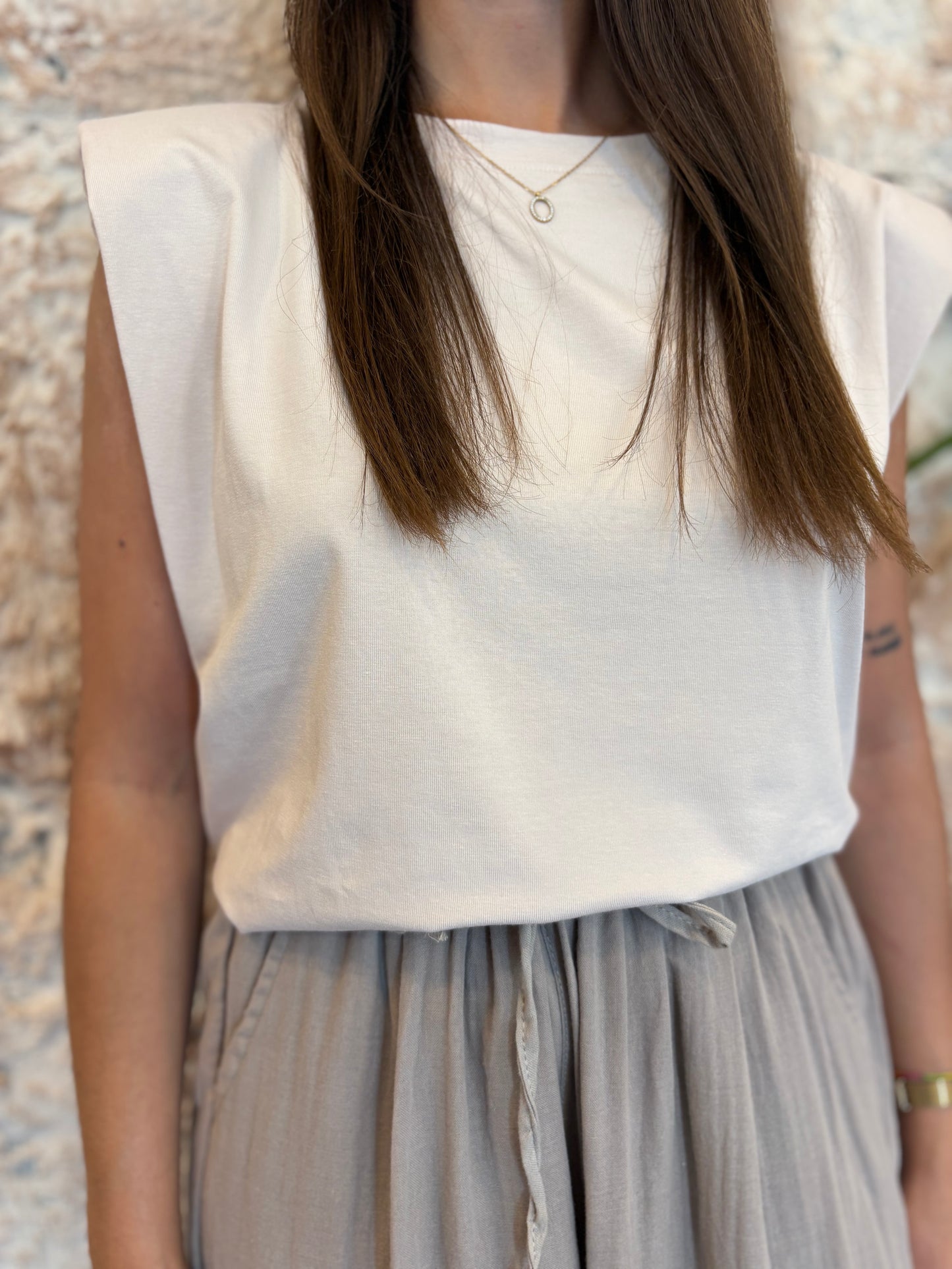 CAMISETA HOMBRERA BEIGE