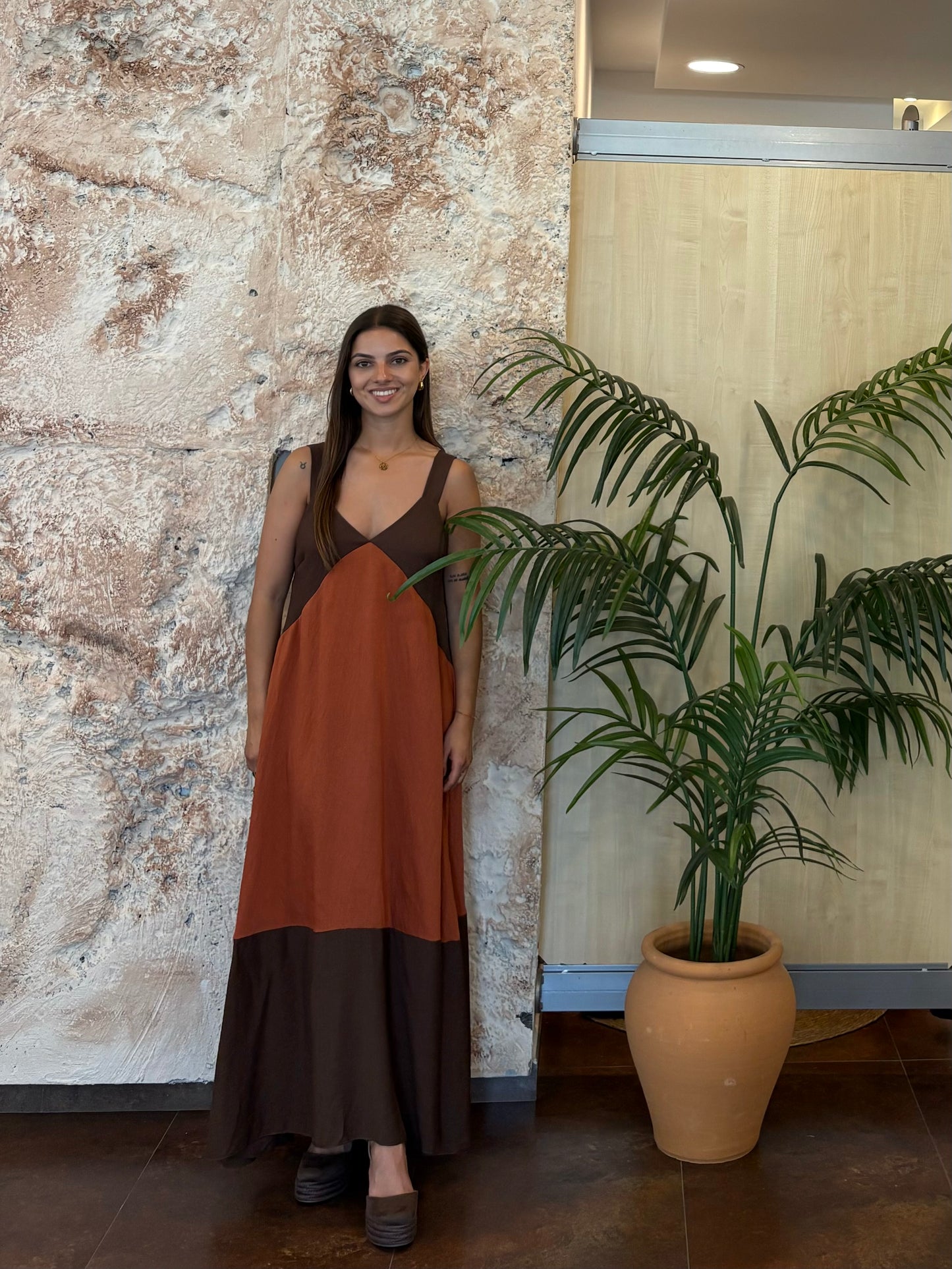 VESTIDO FLUIDO TIRANTE ANCHO MARRÓN-TEJA