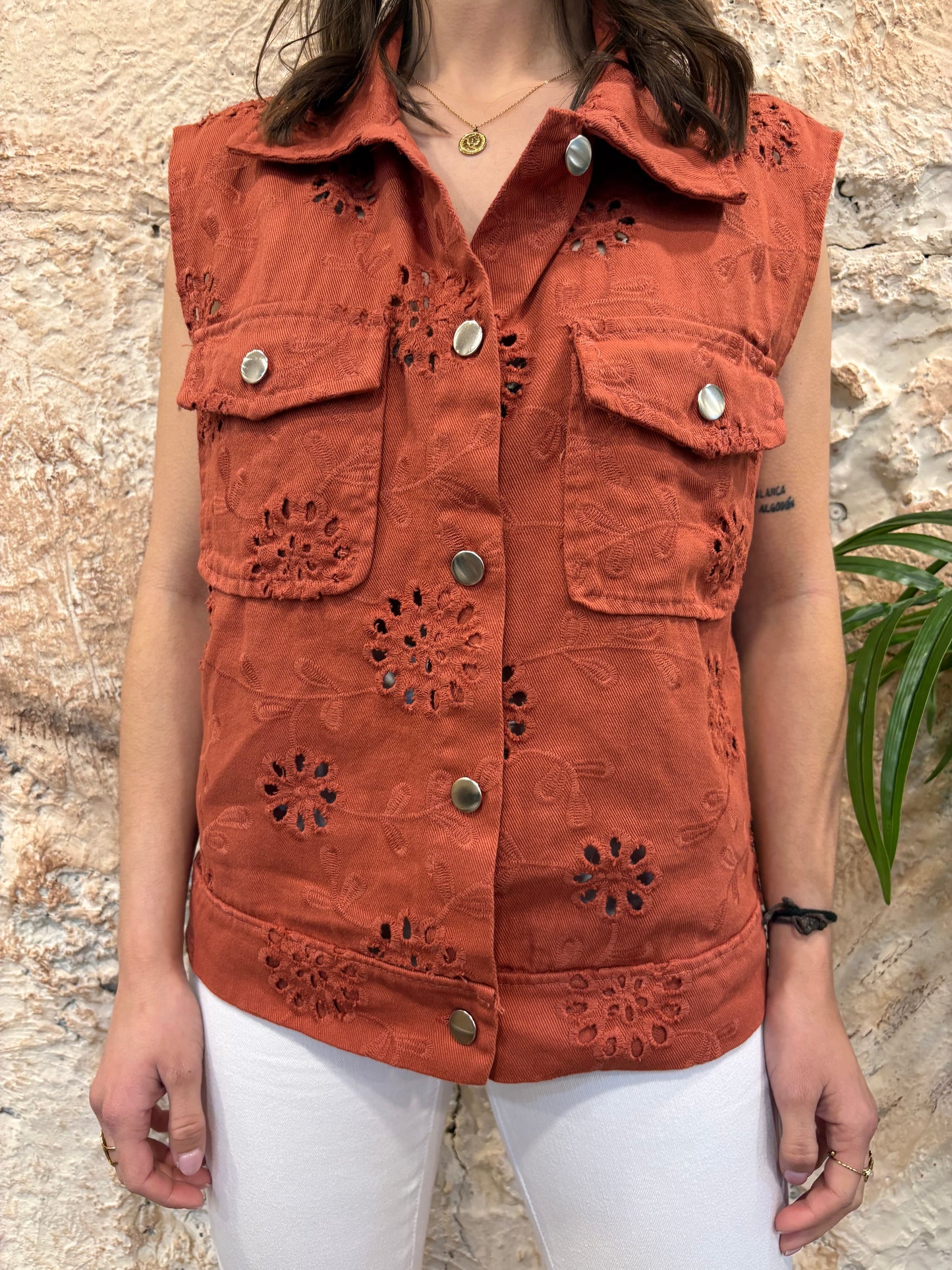 CHALECO DENIM CALADO FLORAL CORAL