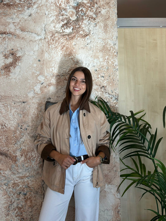 CHAQUETA TRENCH CORTA BEIGE CUELLO PANA MARRÓN