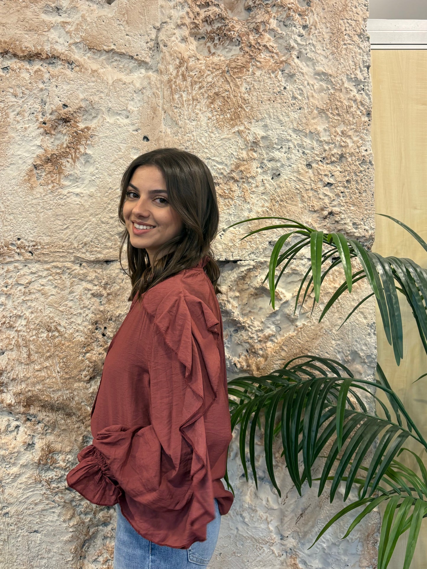BLUSA CUELLO PICO VOLANTES FRAMBUESA