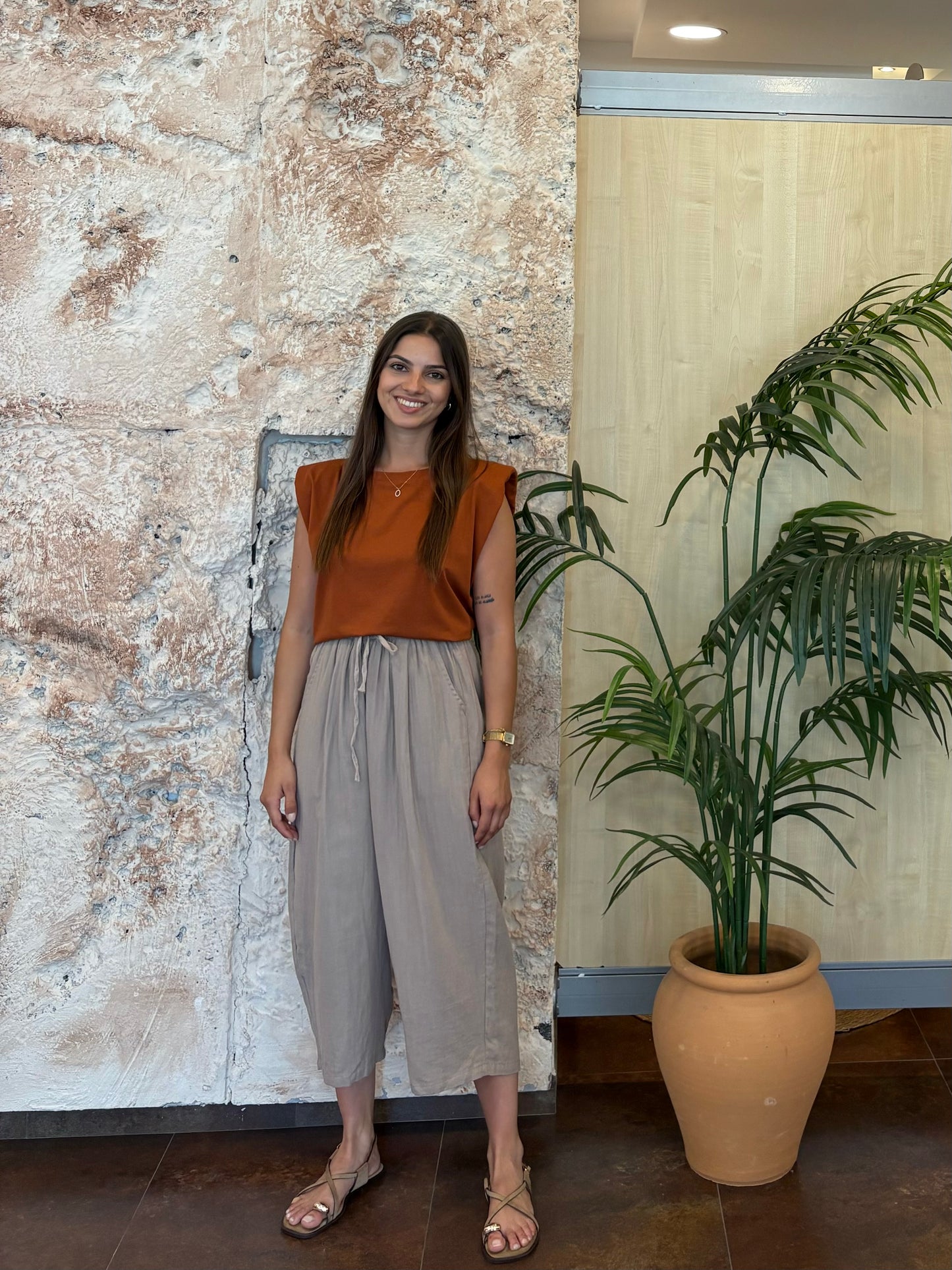 PANTALÓN CROPPED ANCHO TAUPE