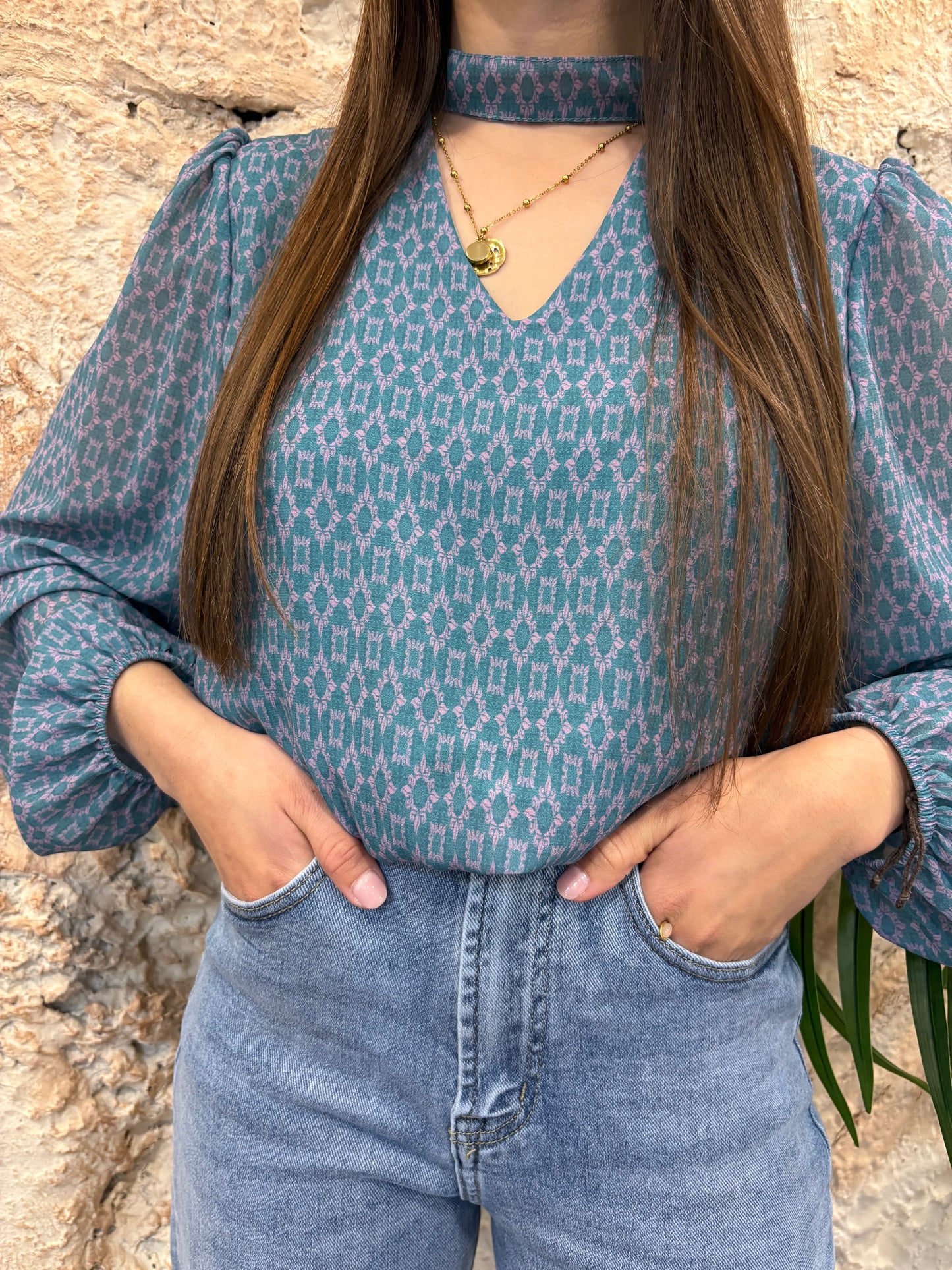 BLUSA CROP CUELLO PICO ESTAMPADA VERDE AGUA-MALVA