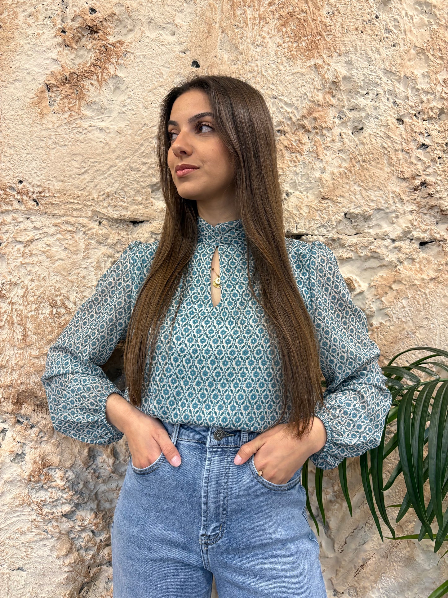 BLUSA CUELLO TRASERO LAZADA ESTAMPADA VERDE AGUA