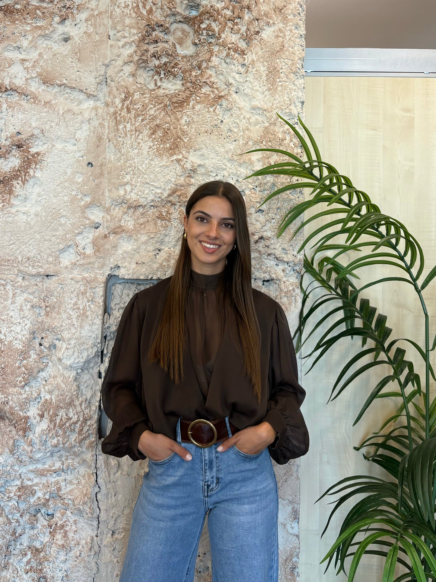 BLUSA PLISADA BAJO EFECTO GLOBO MARRÓN