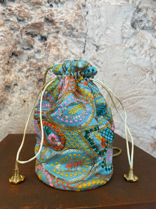 BOMBONERA CELESTE BORDADOS