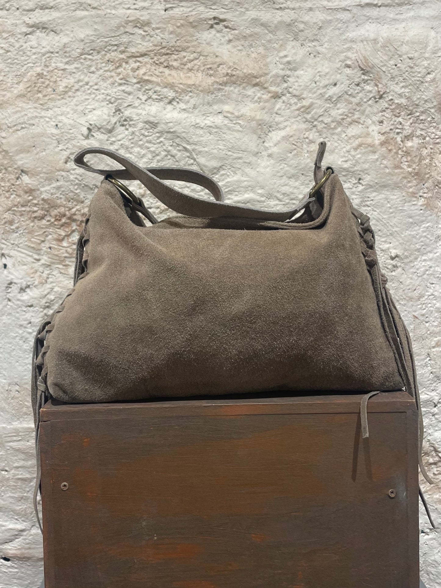 BOLSO HOMBRO NUDOS FLECOS TAUPE
