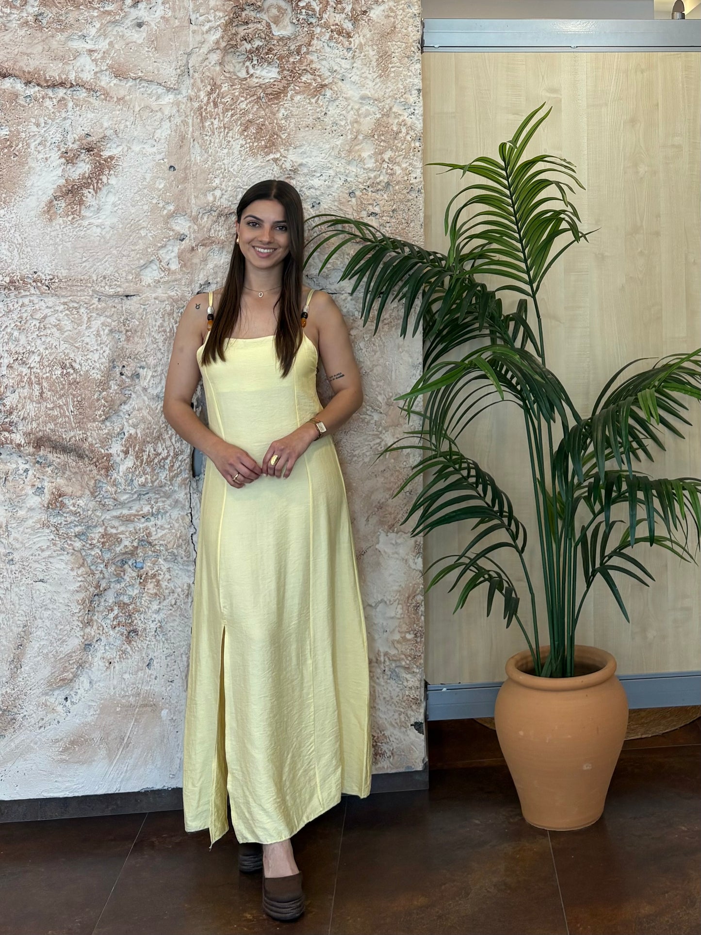 VESTIDO LARGO DETALLE TIRANTE AMARILLO