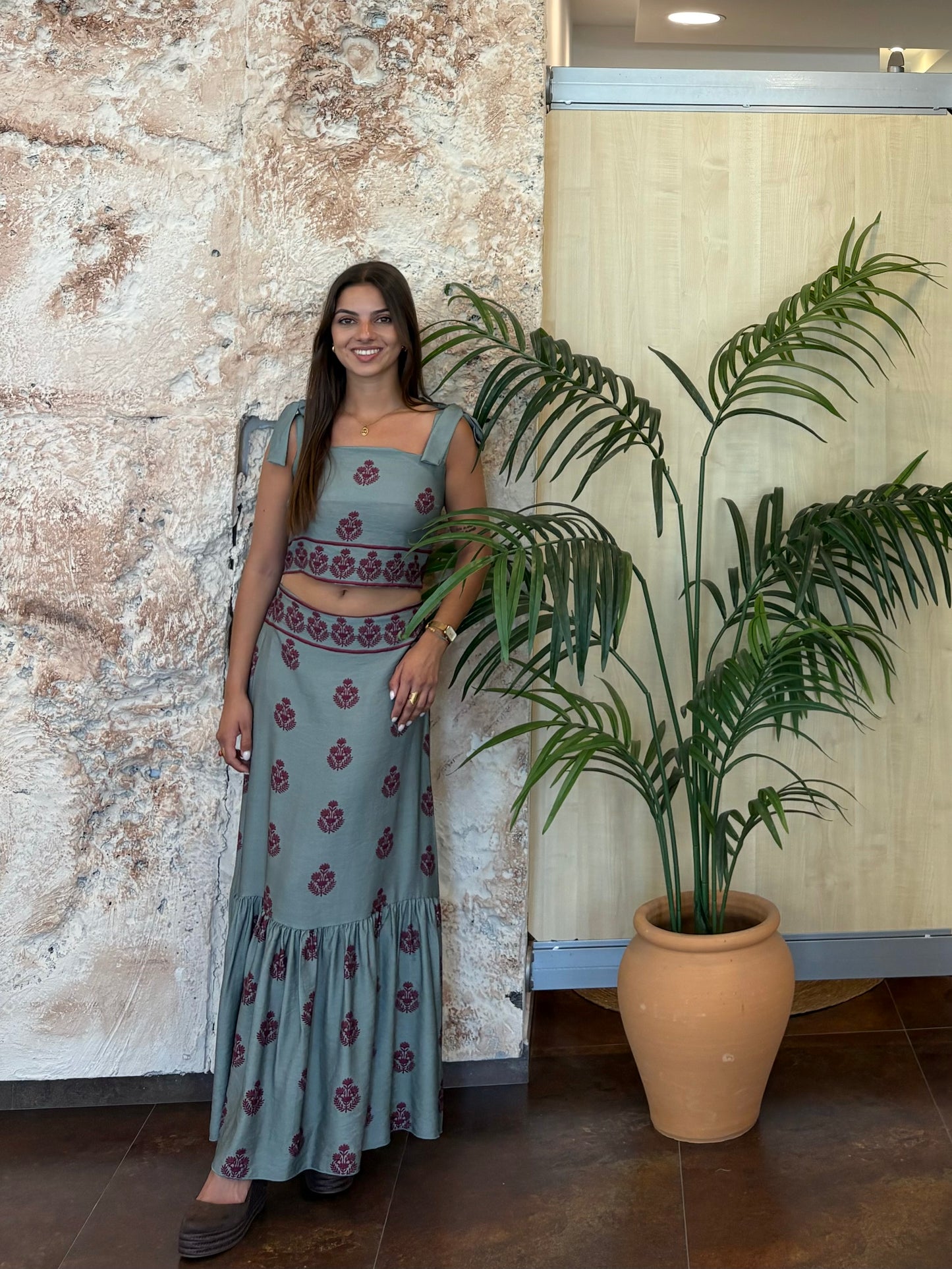 CONJUNTO TOP TIRANTE LAZO Y FALDA  ESTAMPADA TURQUESA-MORADO