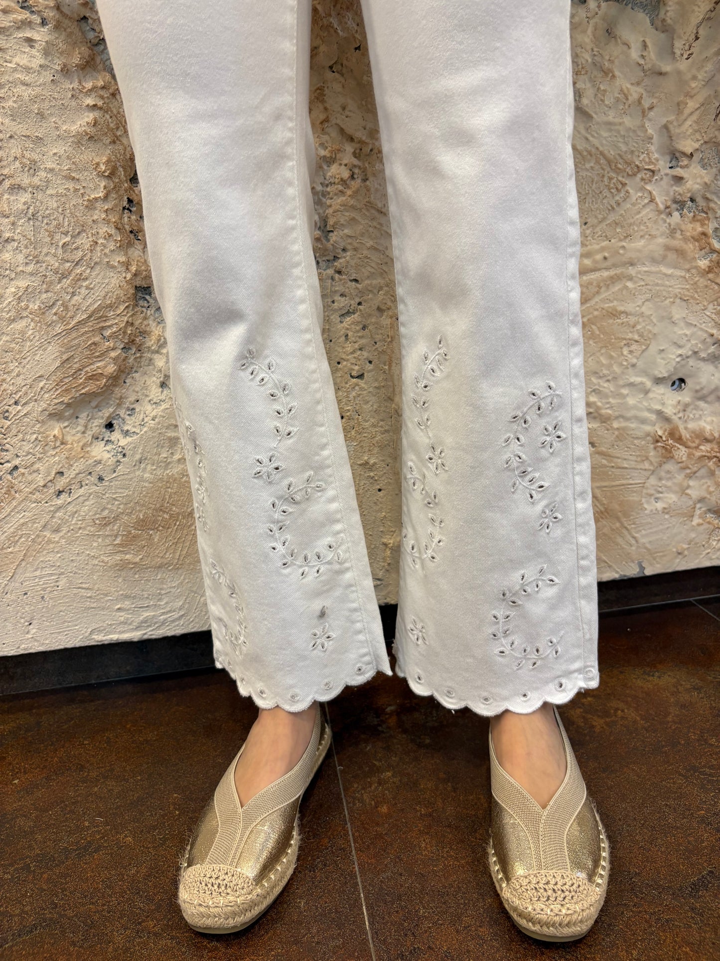 JEANS FLARE BORDADO BLANCO