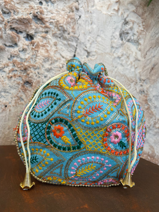BOMBONERA REDONDA CELESTE BORDADOS