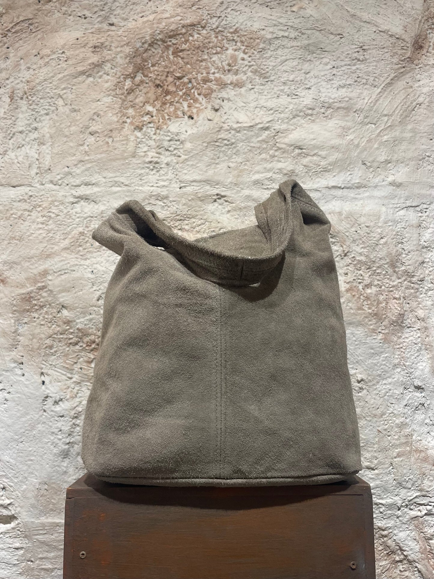BOLSO TIPO SACO PIEL TAUPE
