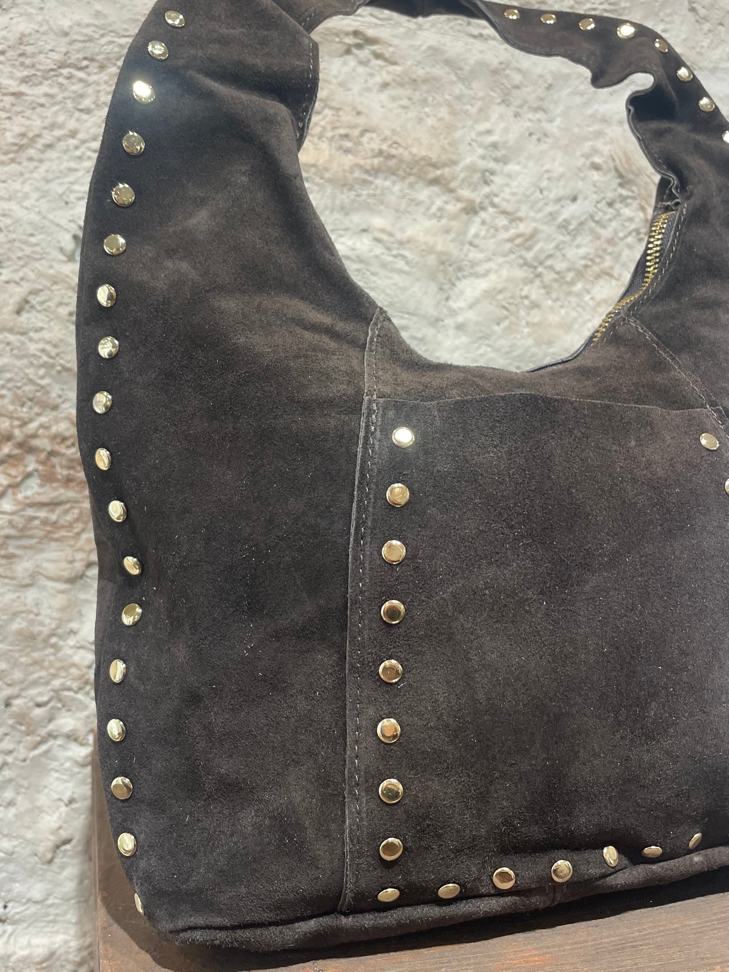 BOLSO DE HOMBRO BOLSILLO DETALLE TACHAS MARRÓN
