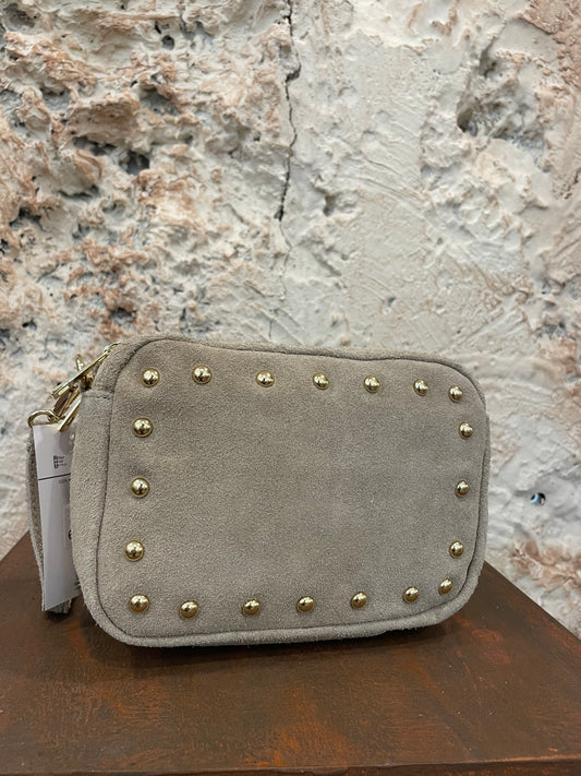 BANDOLERA DE PIEL CON TACHAS CRUDO