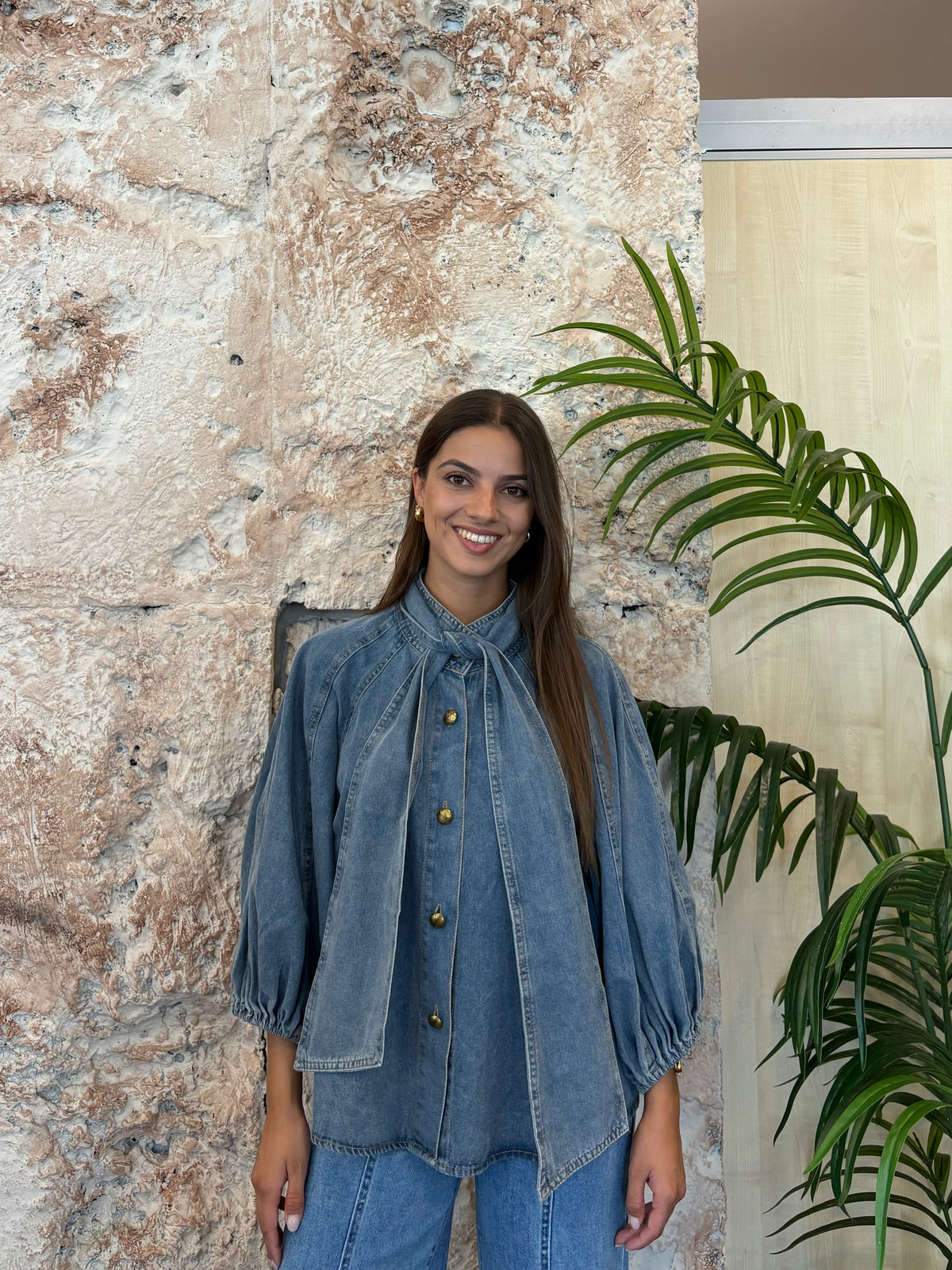 CAMISA DENIM CLARO MANGA ABULLONADA
