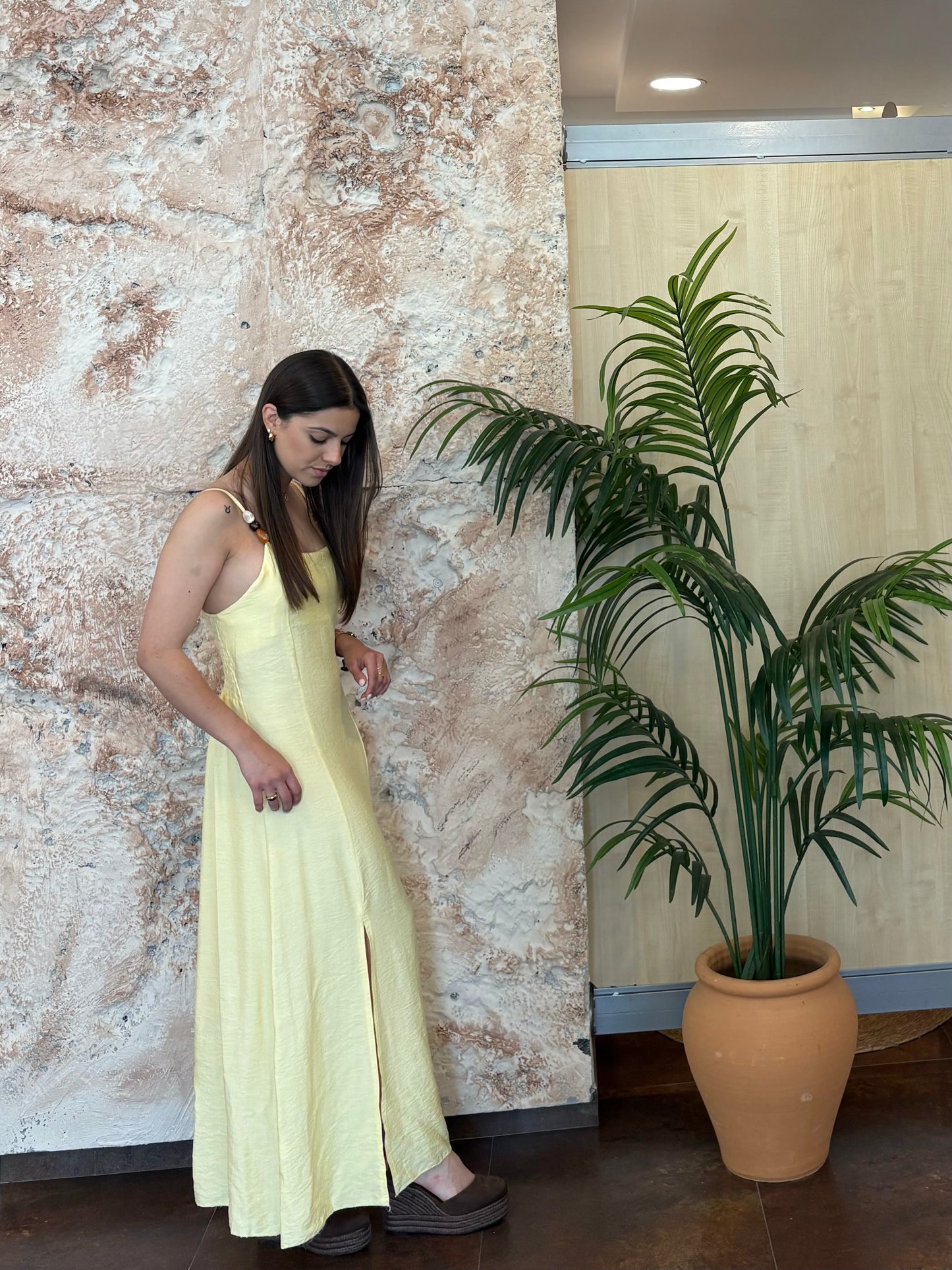 VESTIDO LARGO DETALLE TIRANTE AMARILLO