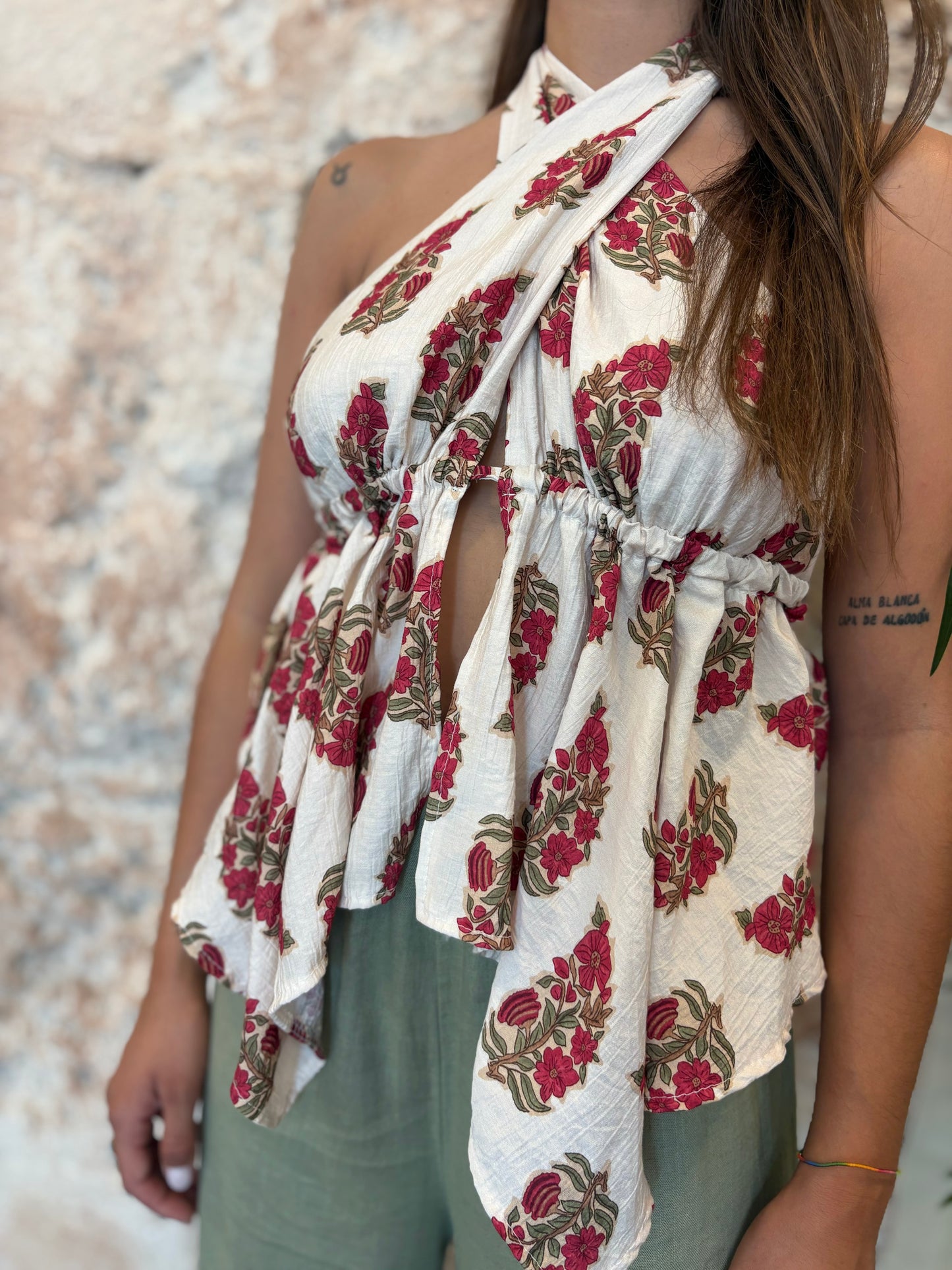 TOP CRUZADO BEIGE ESTAMPADO FLORAL FRAMBUESA