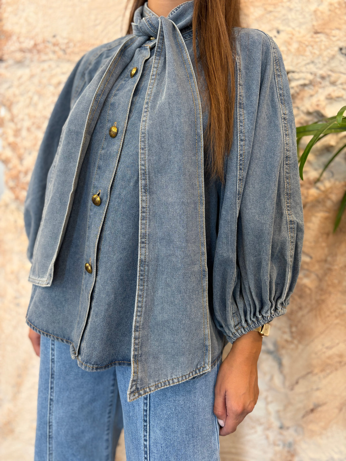 CAMISA DENIM CLARO MANGA ABULLONADA
