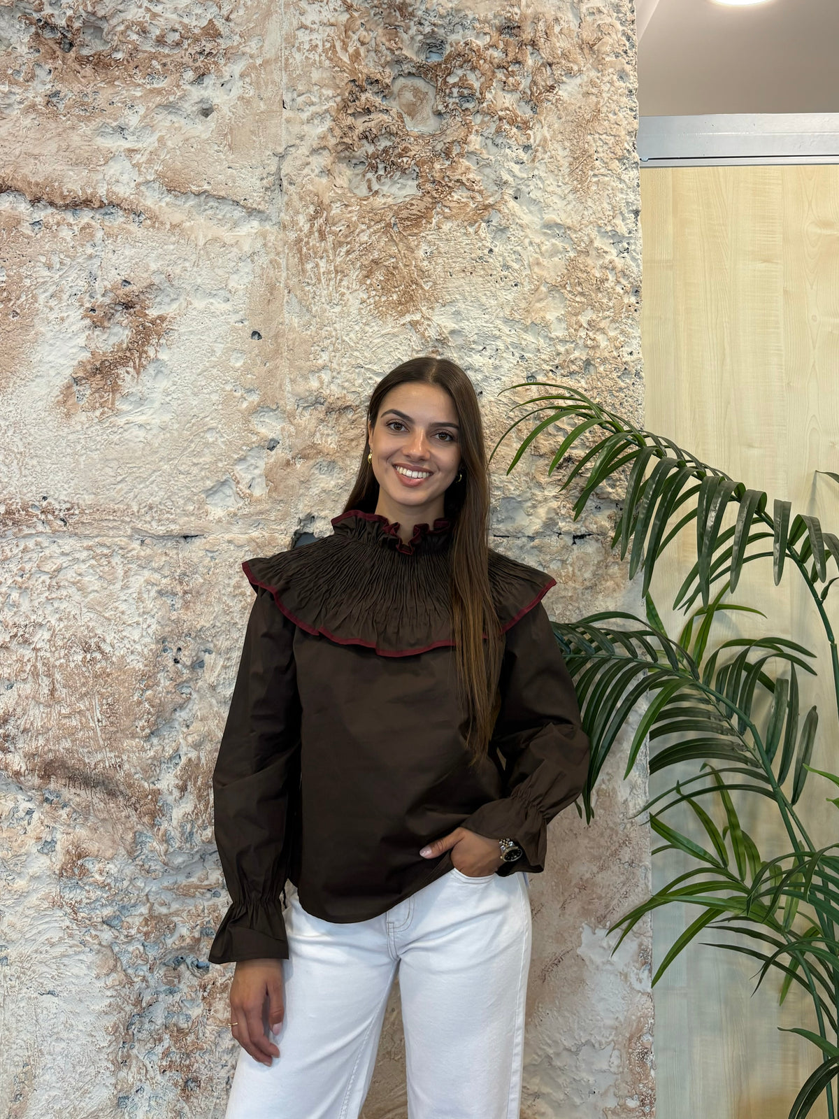 BLUSA MARRÓN CUELLO PANEL DE ABEJA ACABADO DE VOLANTE FILO BURDEOS