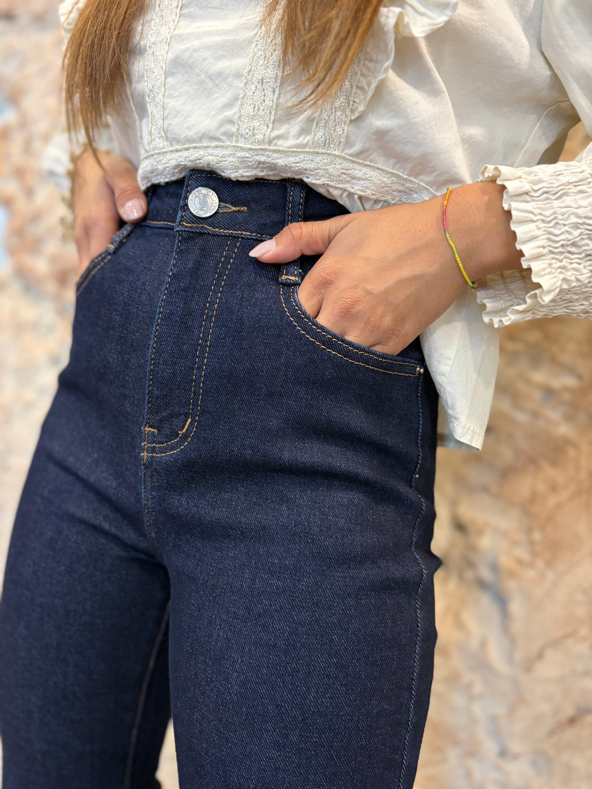 JEANS FLARED OSCURO BAJO DESFLECADO