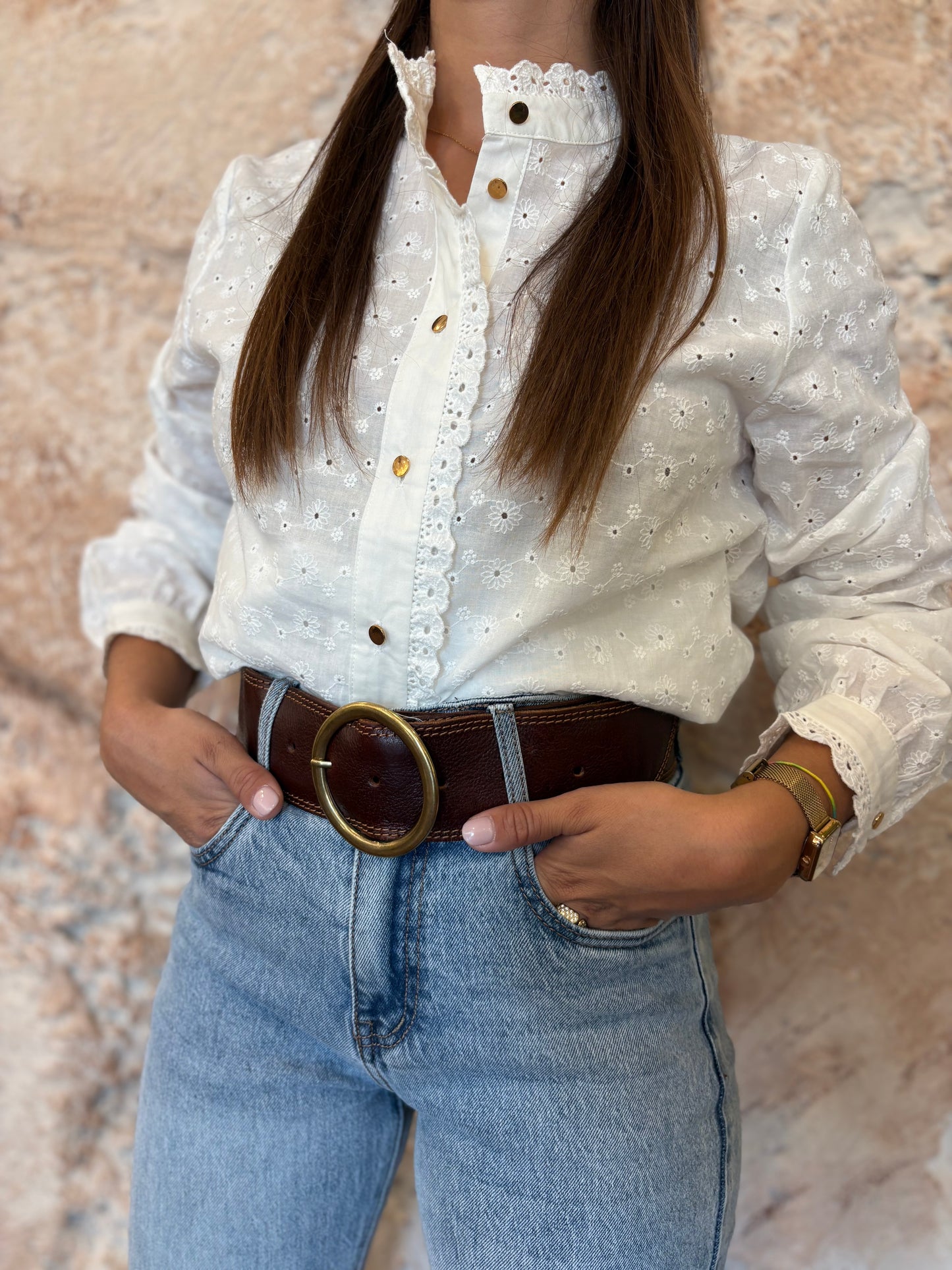 CAMISA BORDADOS FLOR BOTONES DORADOS BLANCA