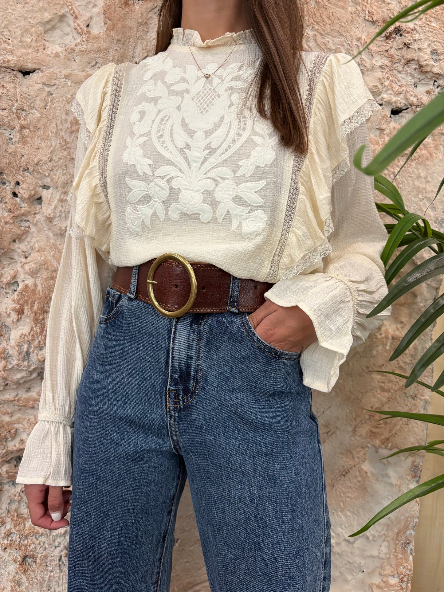 BLUSA BORDADOS Y VOLANTES BEIGE