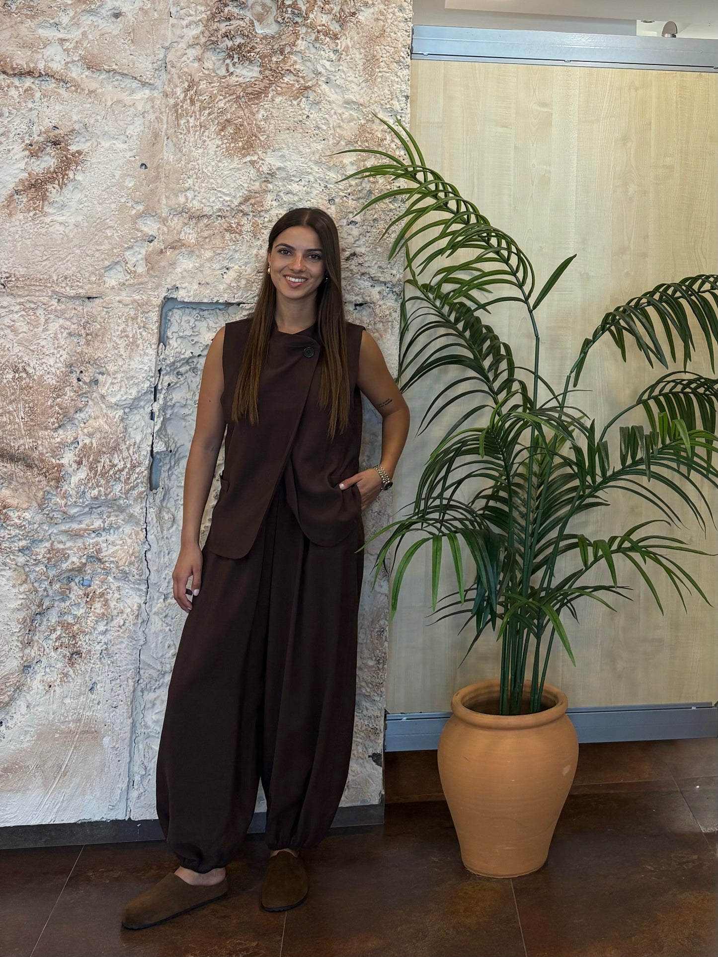CONJUNTO CHALECO Y PANTALON BOMBACHO MARRÓN