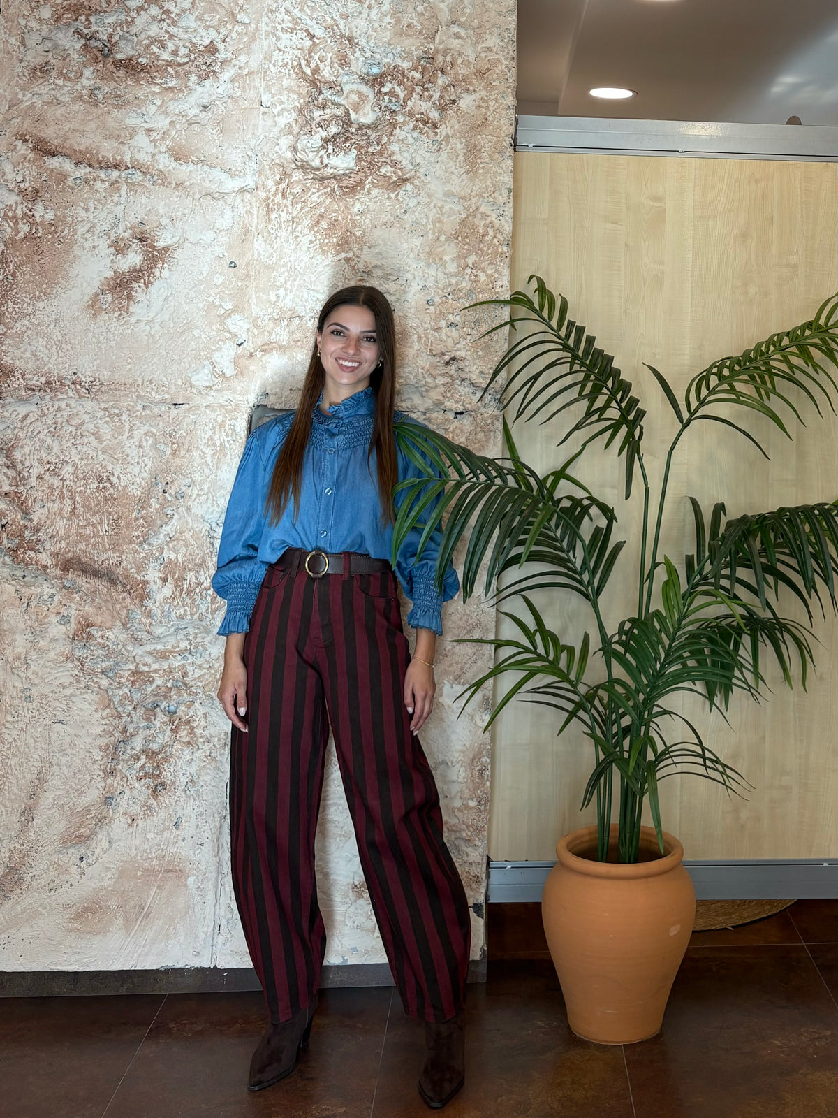 JEANS MOM FIT RAYAS MARRÓN- FRAMBUESA