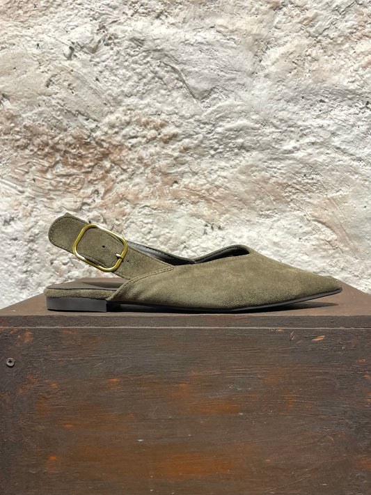 MULE PLANA TAUPE-KAKI HEBILLA DORADA ANTELINA