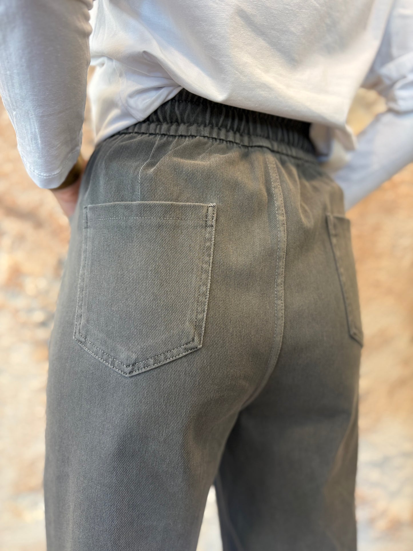 PANTALÓN CONFY RECTO GRIS