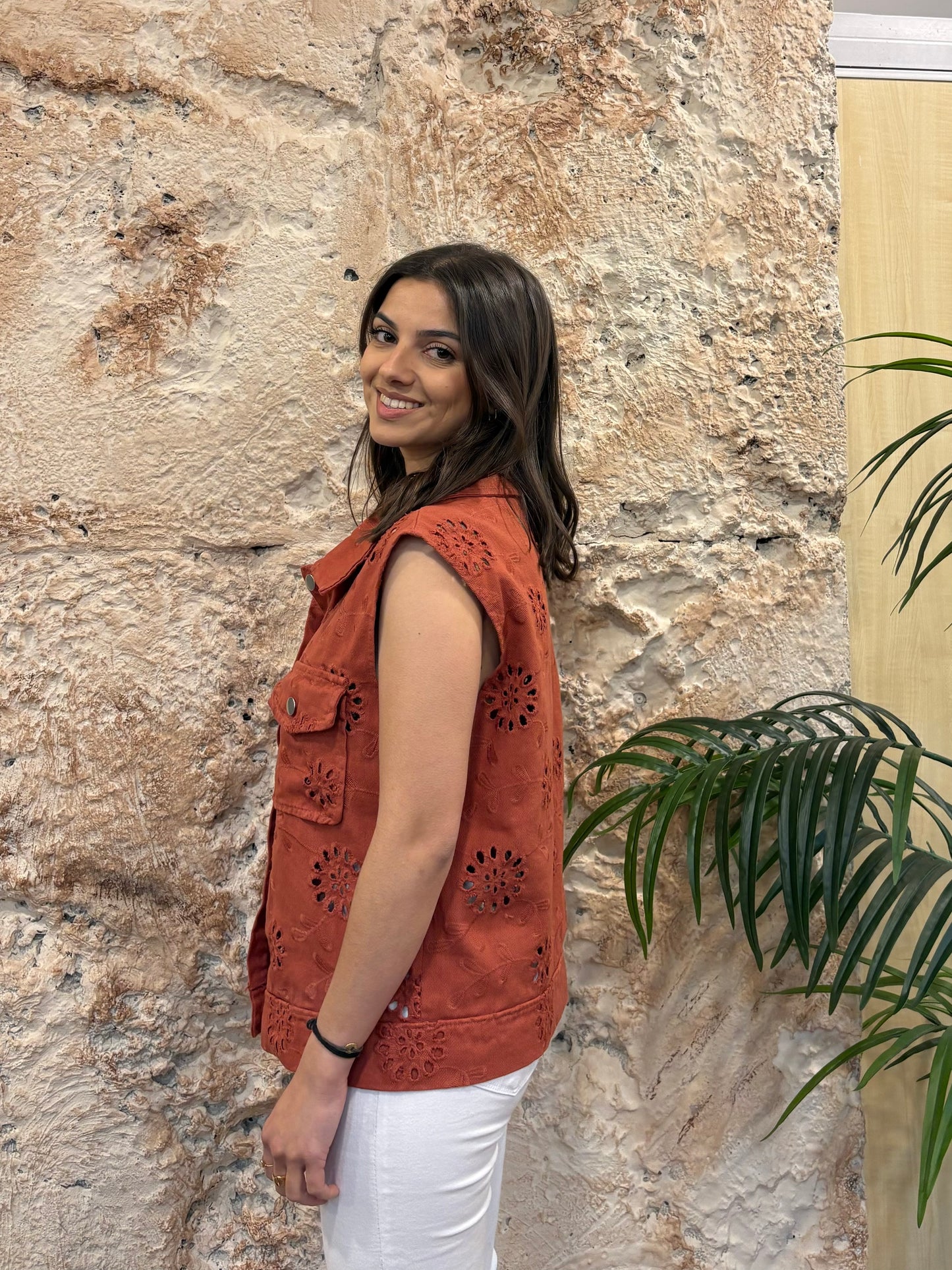 CHALECO DENIM CALADO FLORAL CORAL